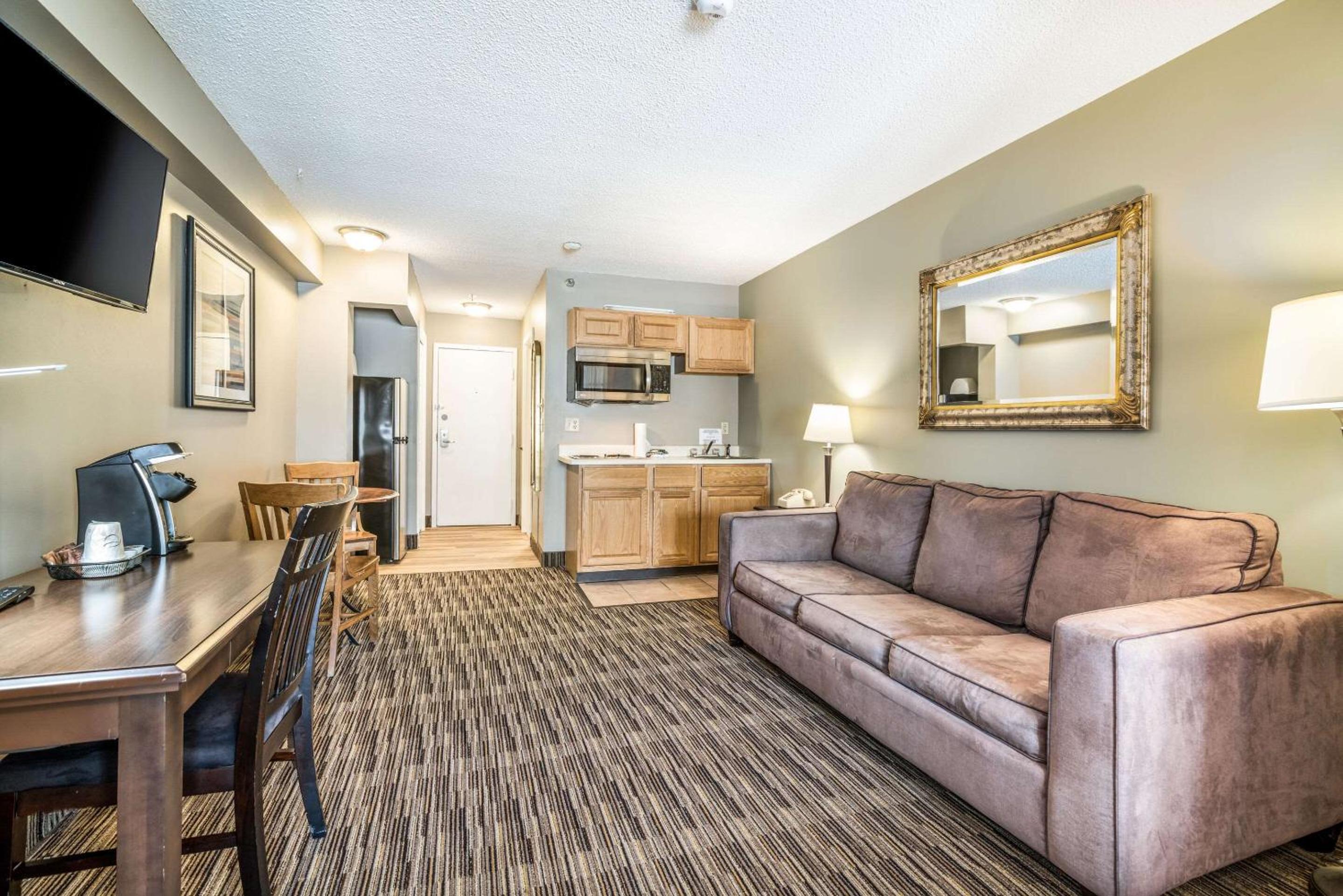 Queen Suite with Sofa-bed - Non-Smoking