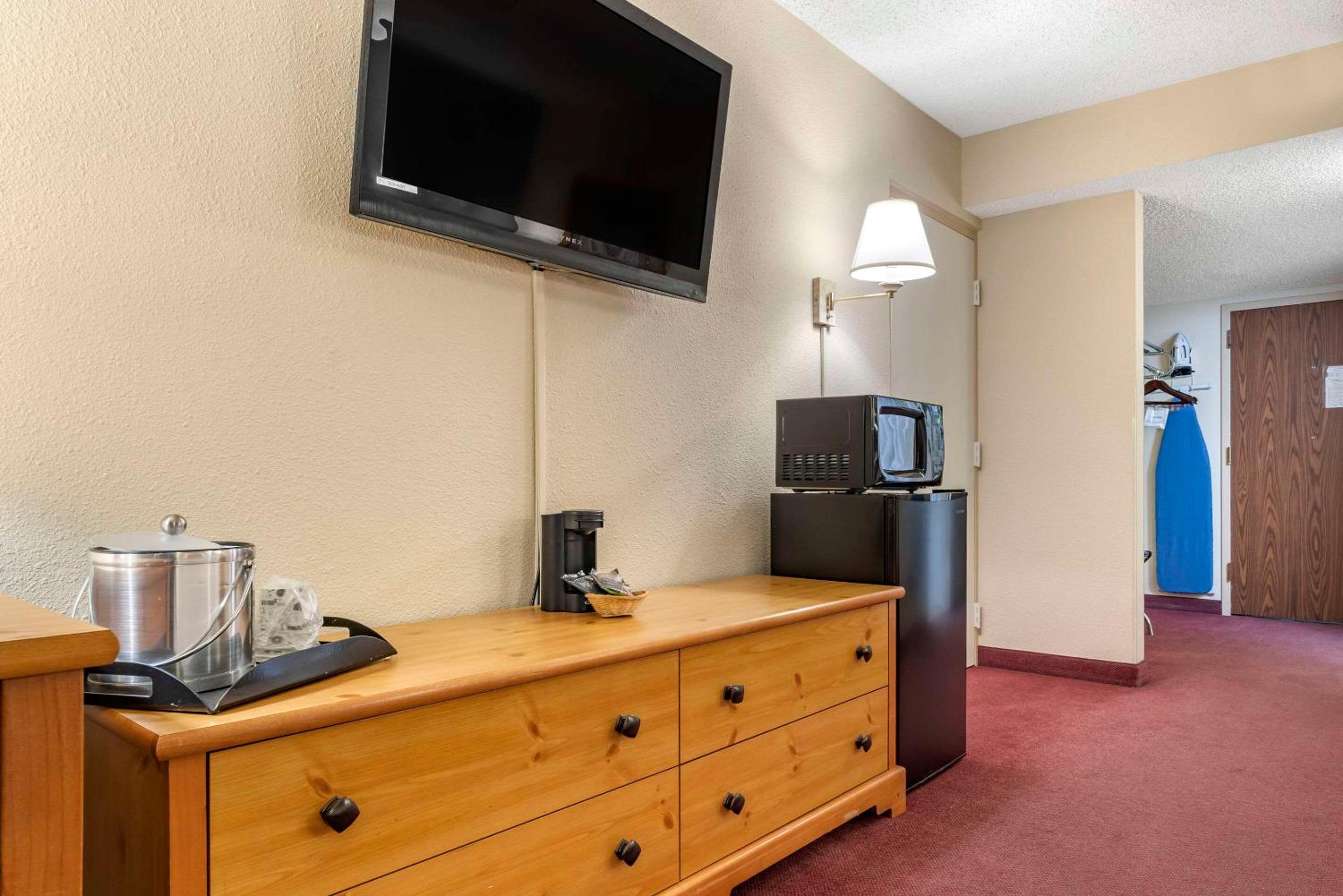 King Room - Accessible/Non Smoking - Photo 7