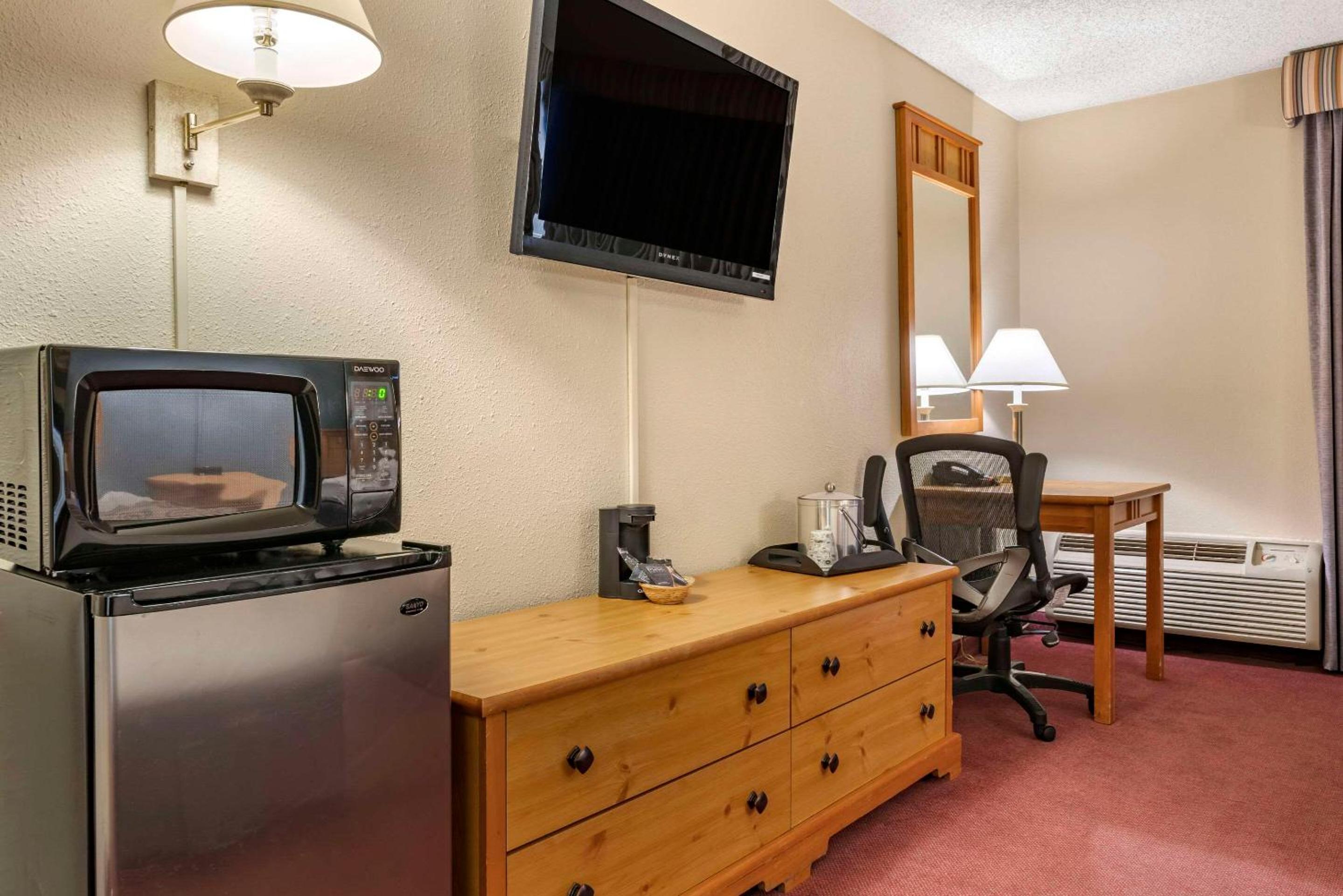 Standard Queen Room with Two Queen Beds - Non Smoking  - Photo 4