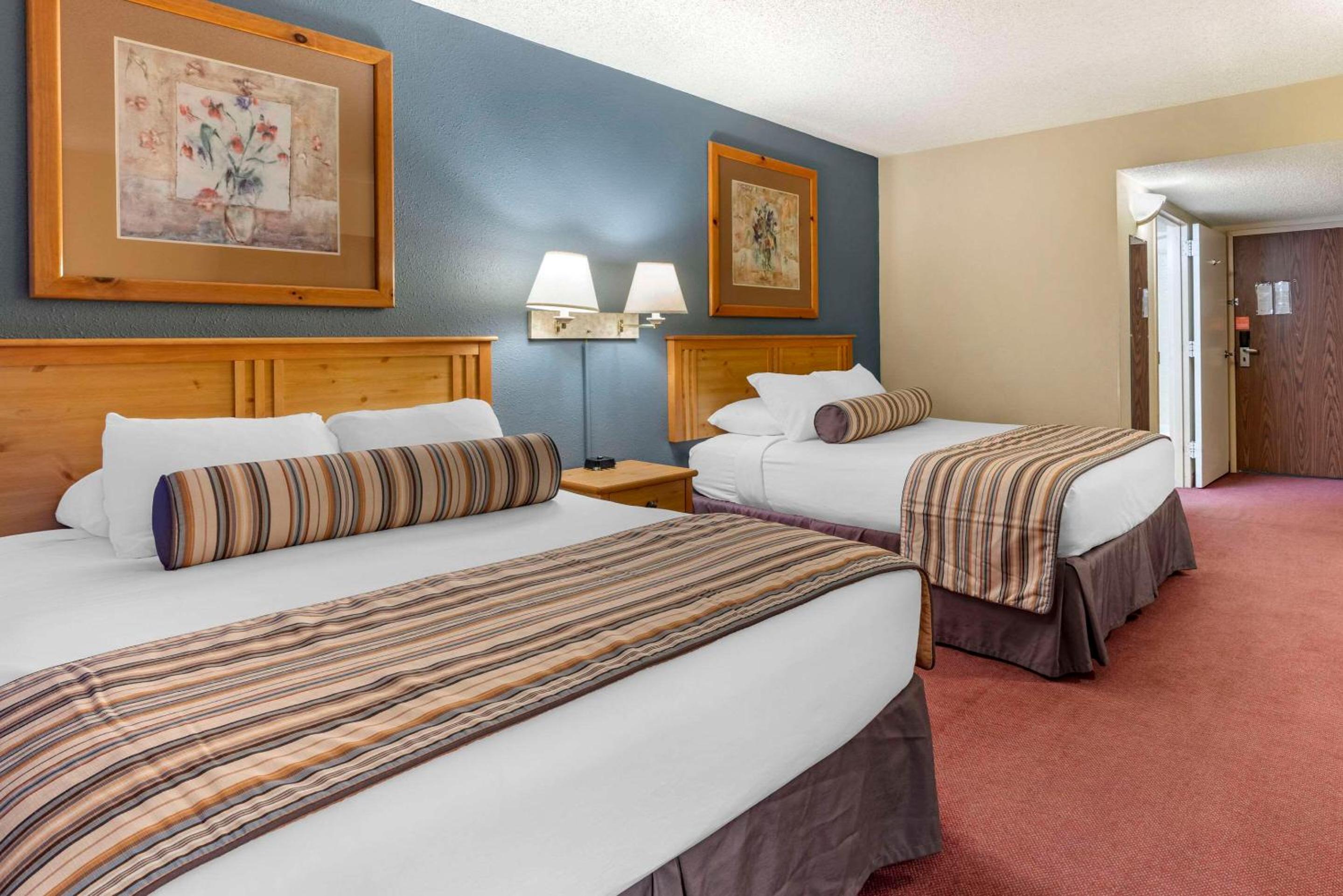 Standard Queen Room with Two Queen Beds - Non Smoking  - Photo 6