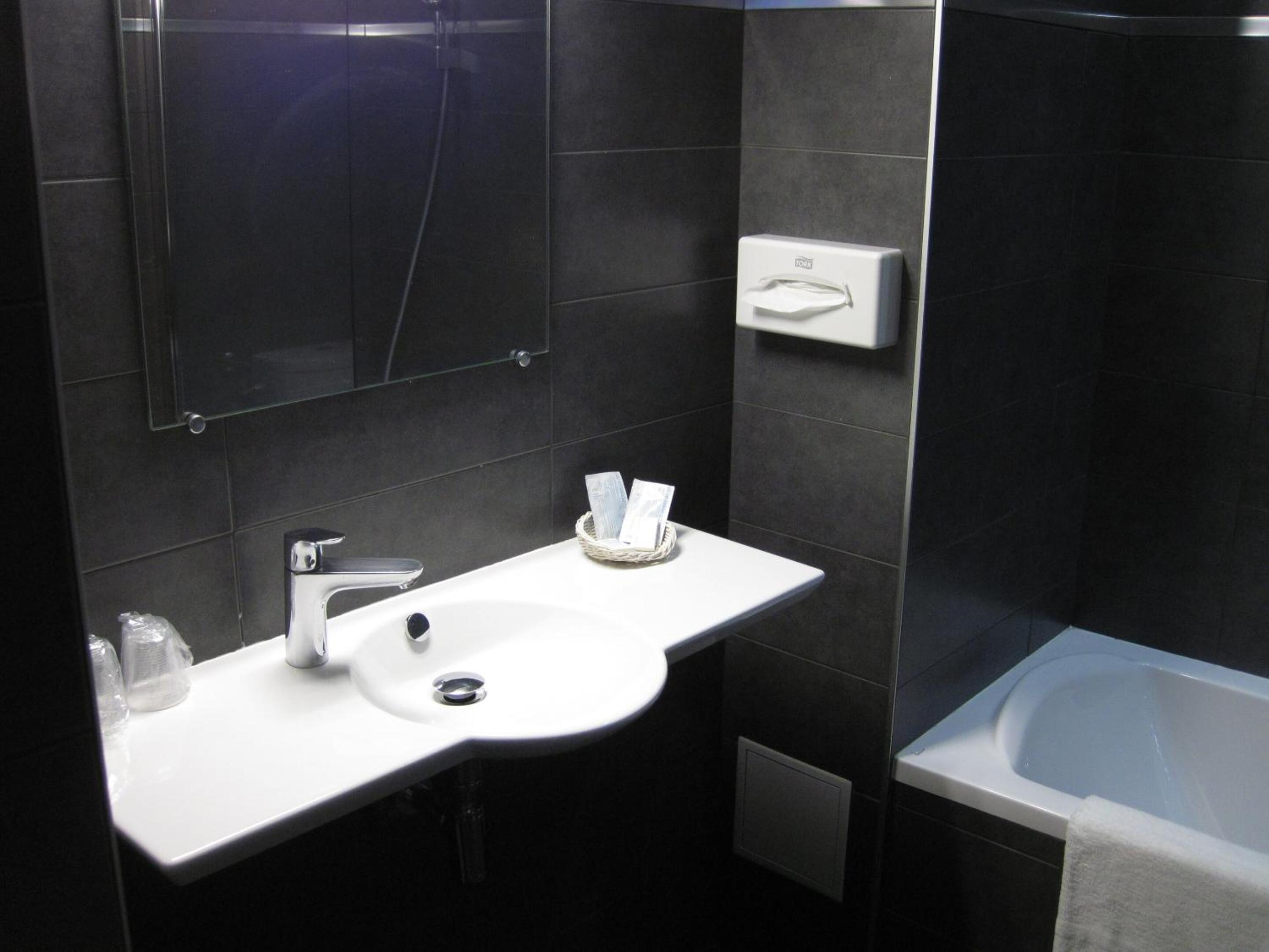 Double or Twin Room with City View - Photo 2