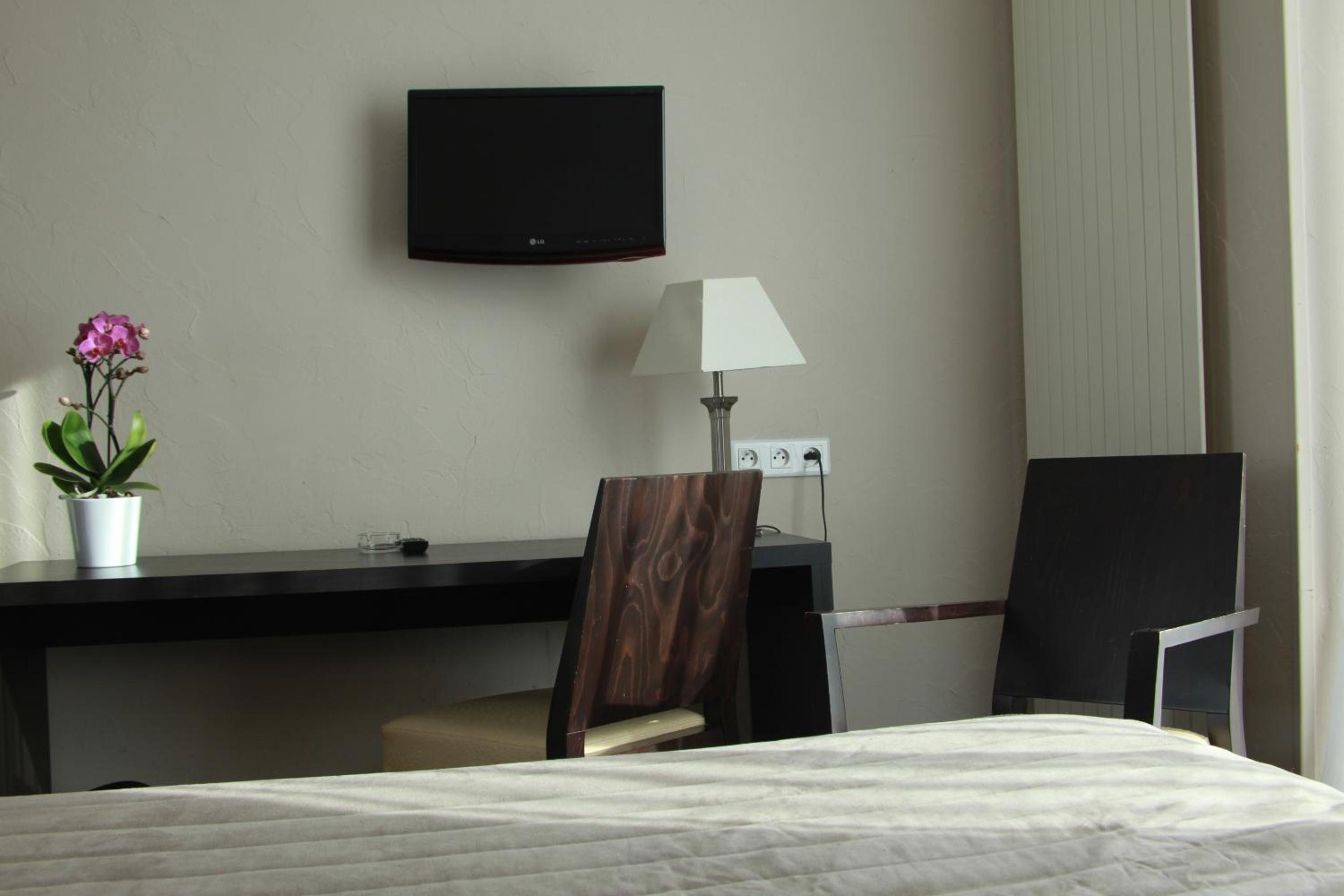 Standard Double or Twin Room - Photo 5