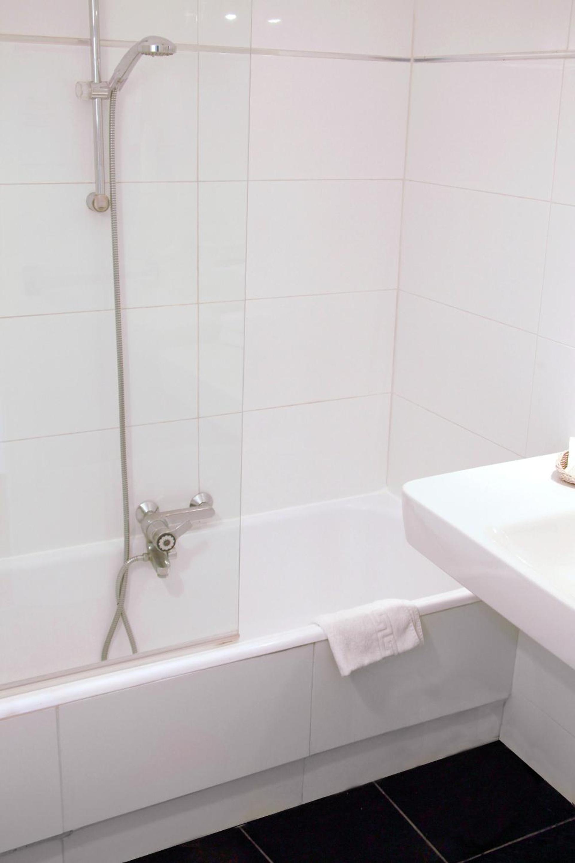 Standard Double or Twin Room - Photo 4