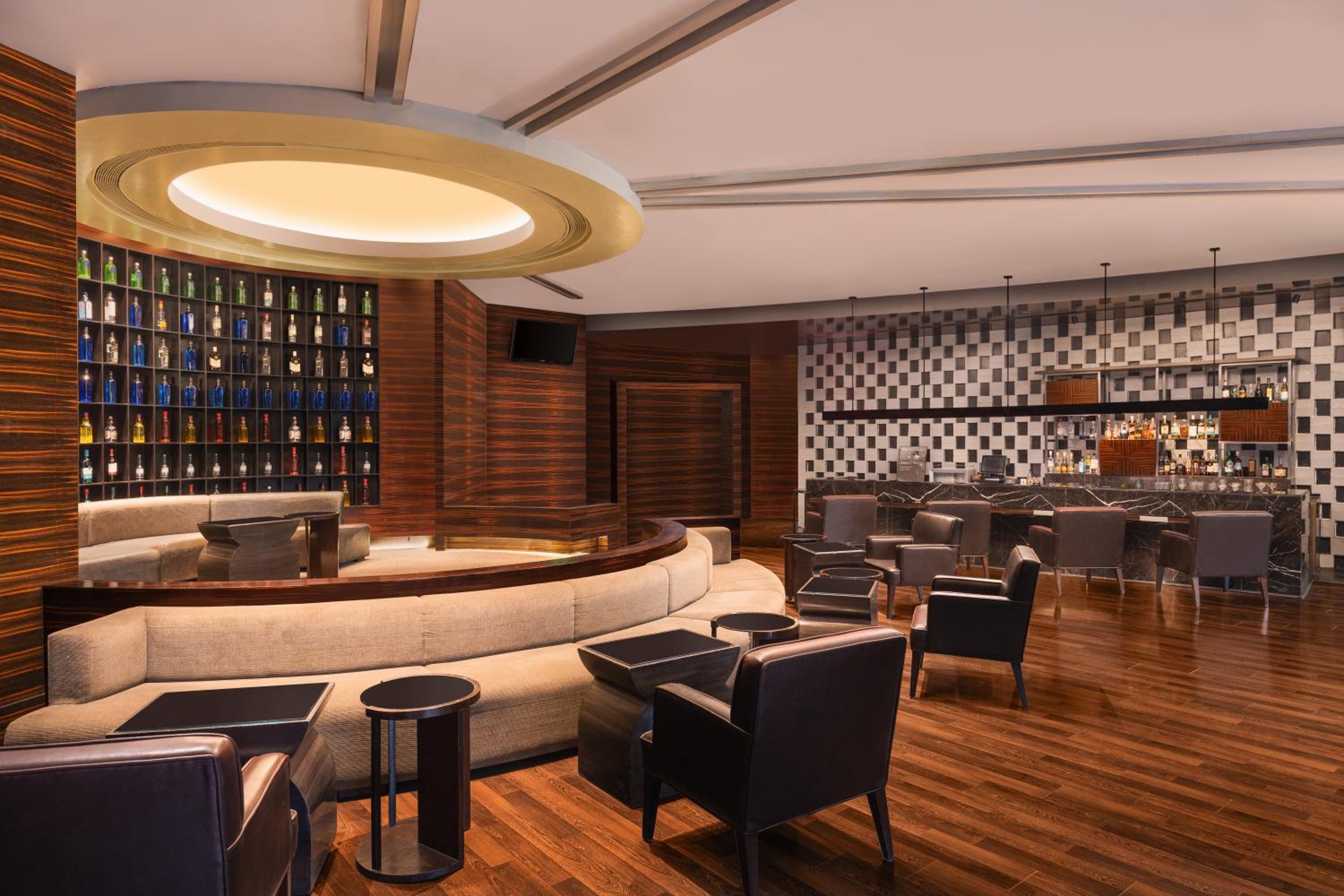 Club King Room with Lounge Access from 7pm - 9pm with complimentary in-house selection of liquor I 2 pints of beer and 2 pieces of laundry per day on non-cumulative basis
