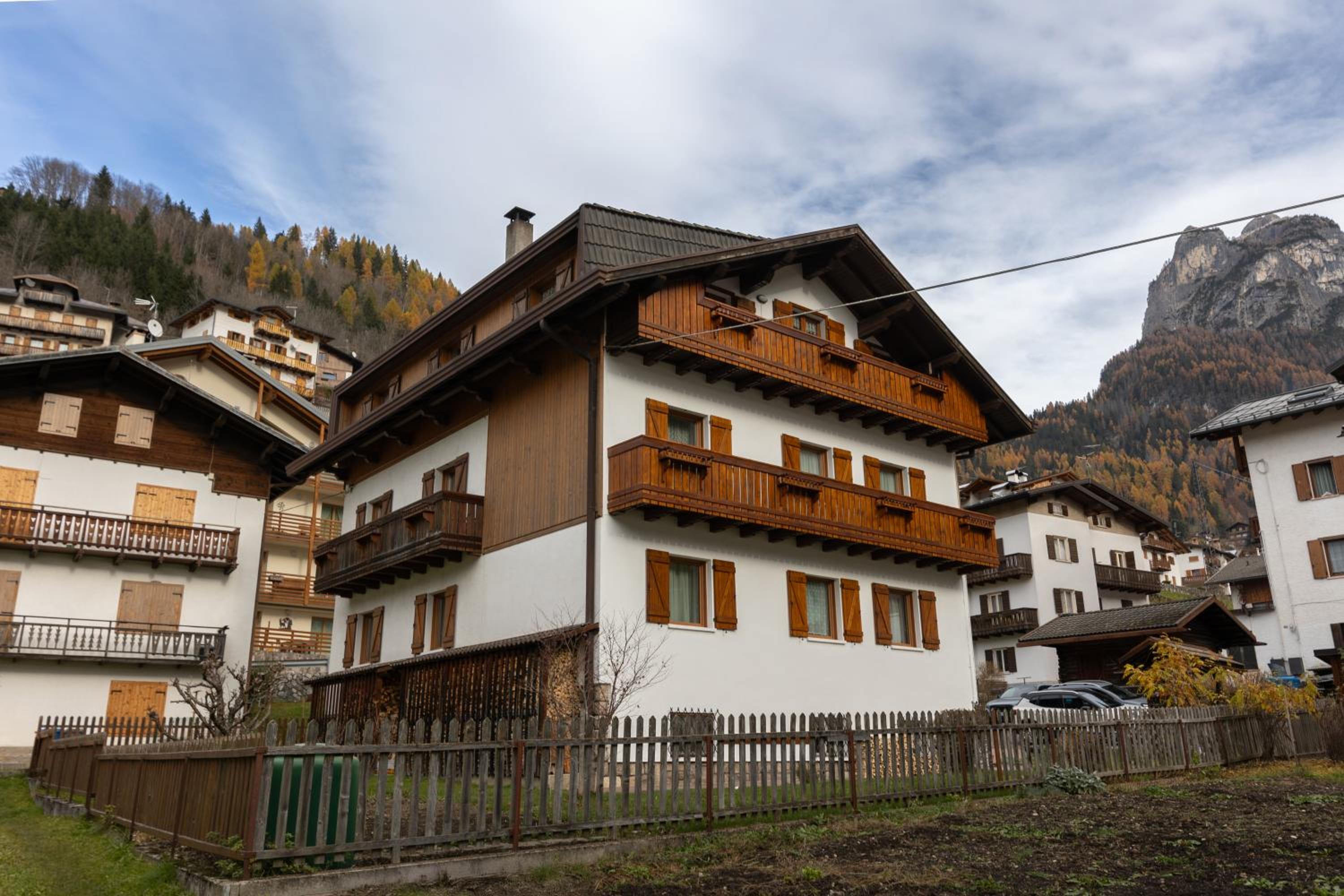 Three-Bedroom Apartment with Mountain View photo 3