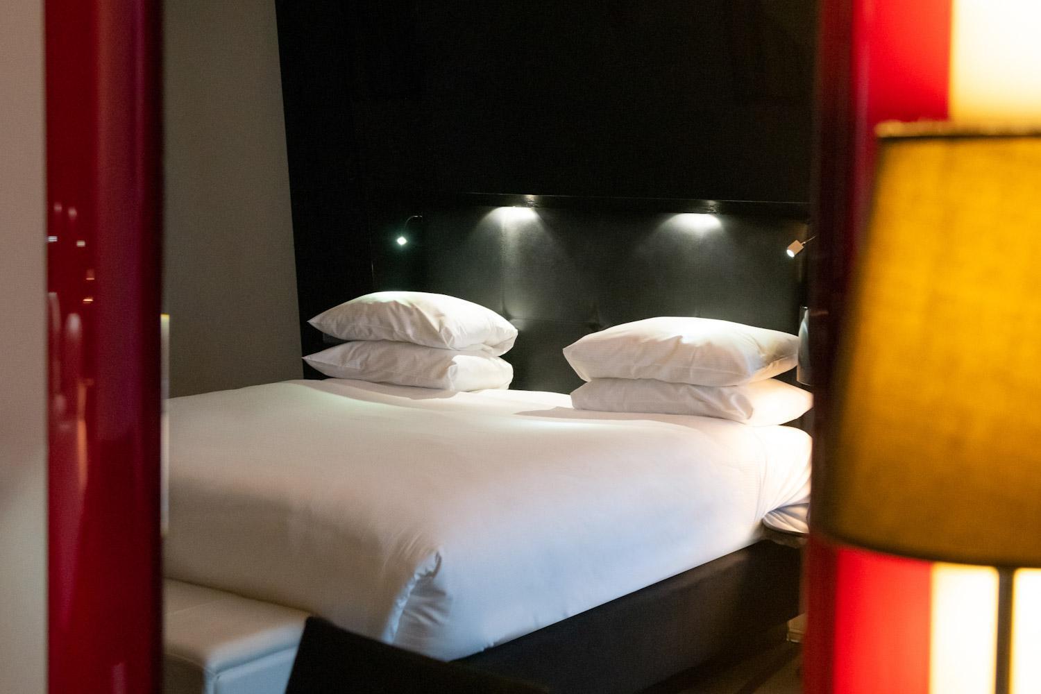 Standard King Room - Club Floor - Photo 5