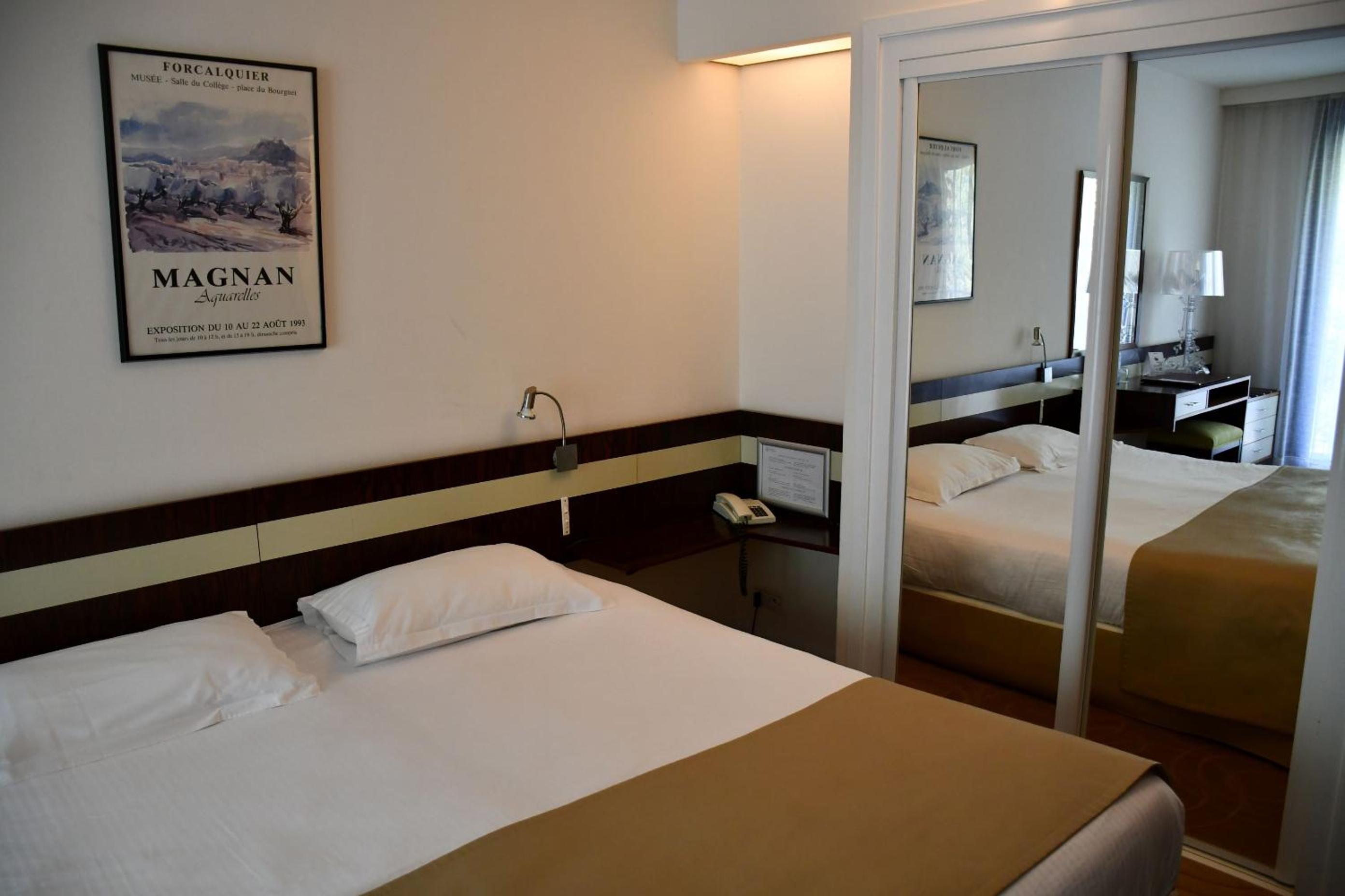 Superior Room with Balcony - Photo 8