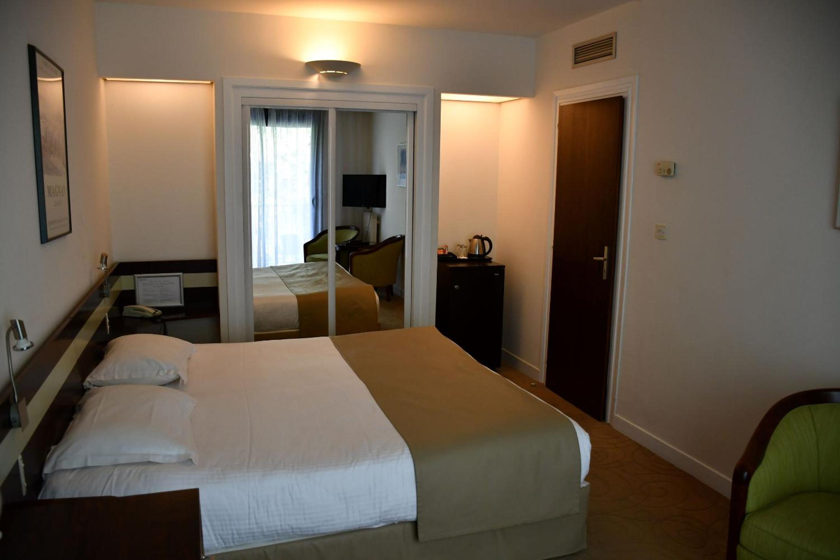 Superior Room with Balcony - Photo 7