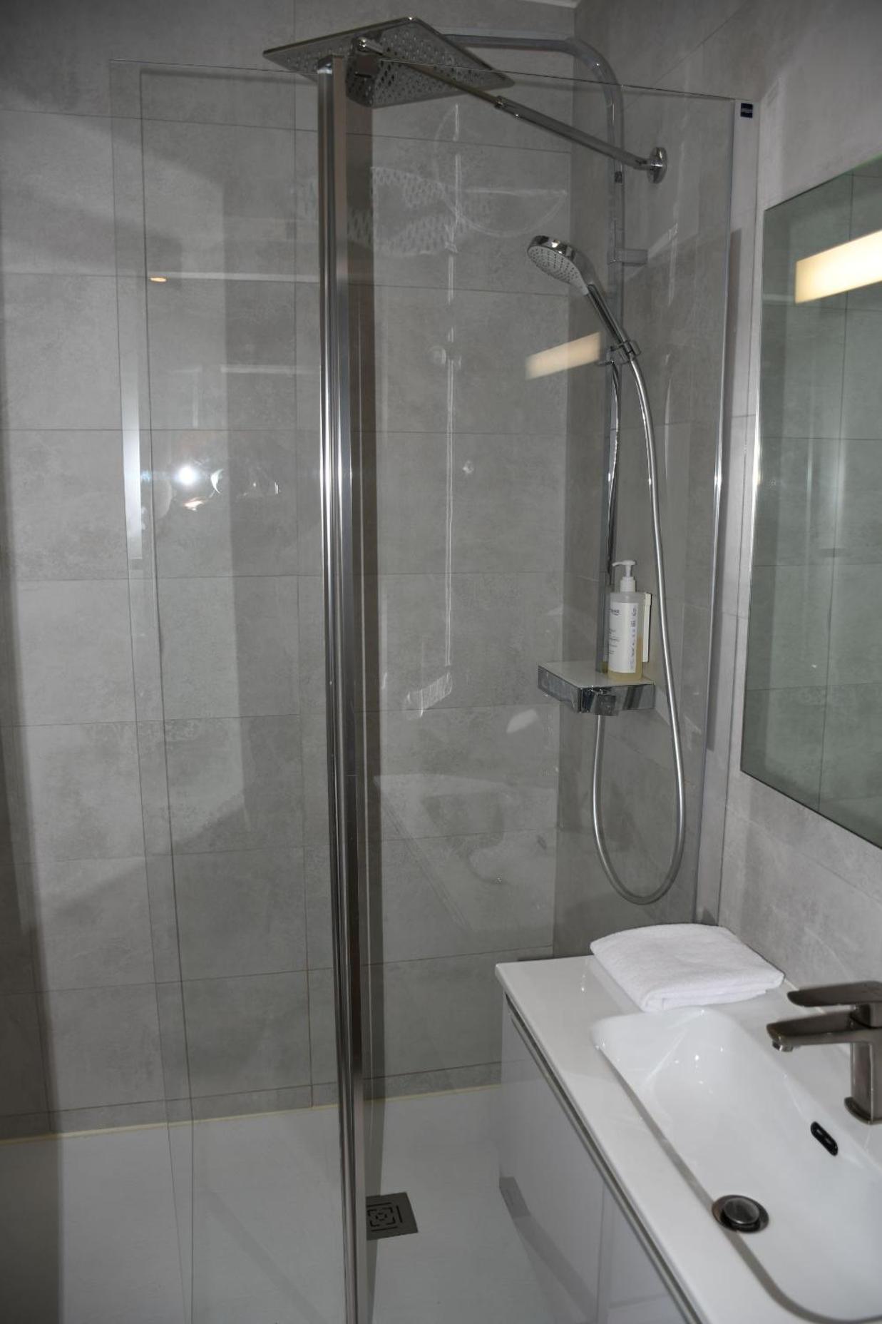 Superior Room with Balcony - Photo 6
