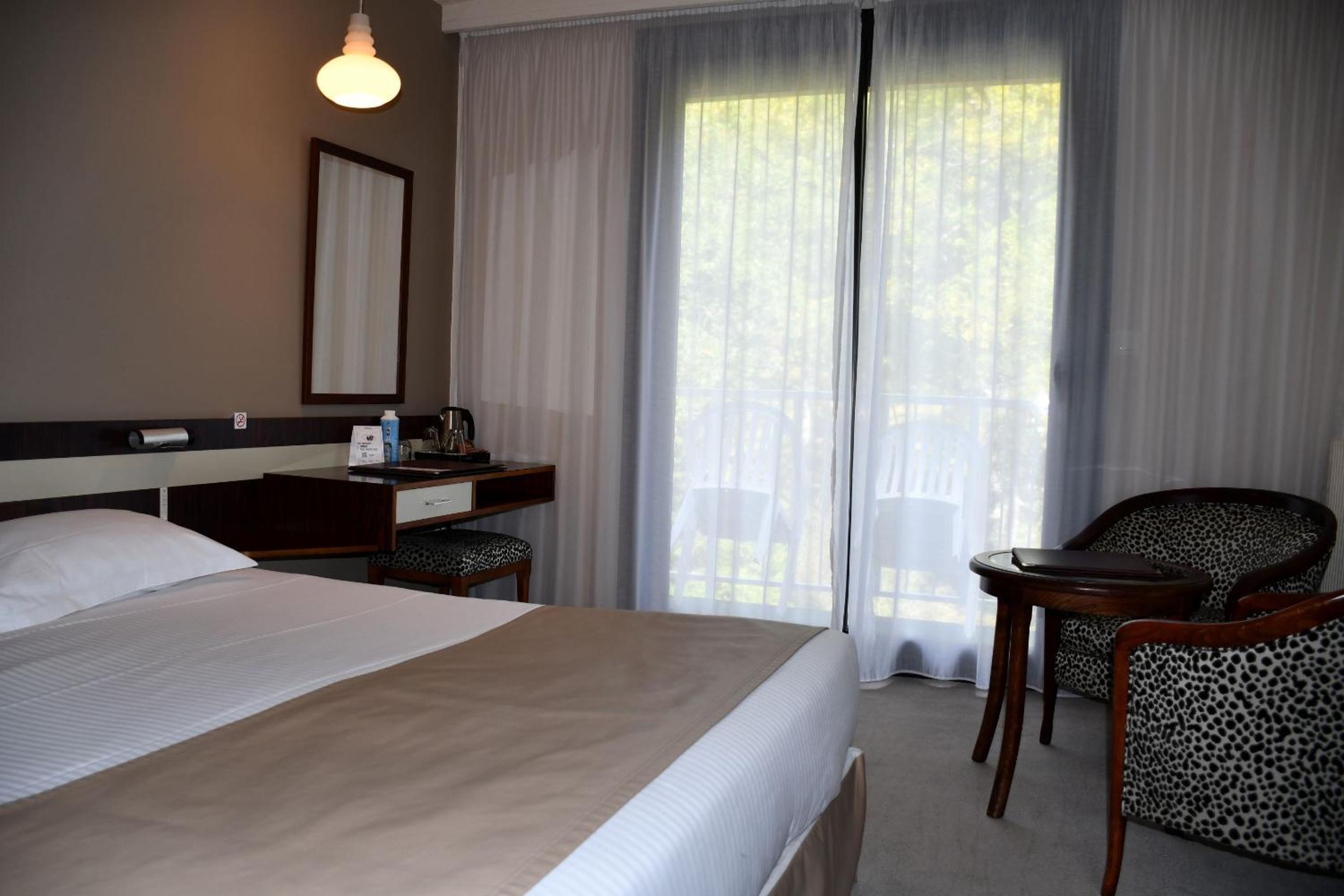 Superior Room with Balcony - Photo 5