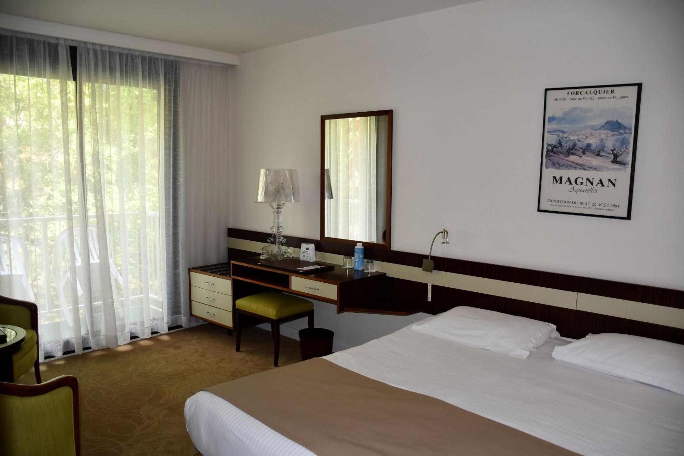 Superior Room with Balcony - Photo 4