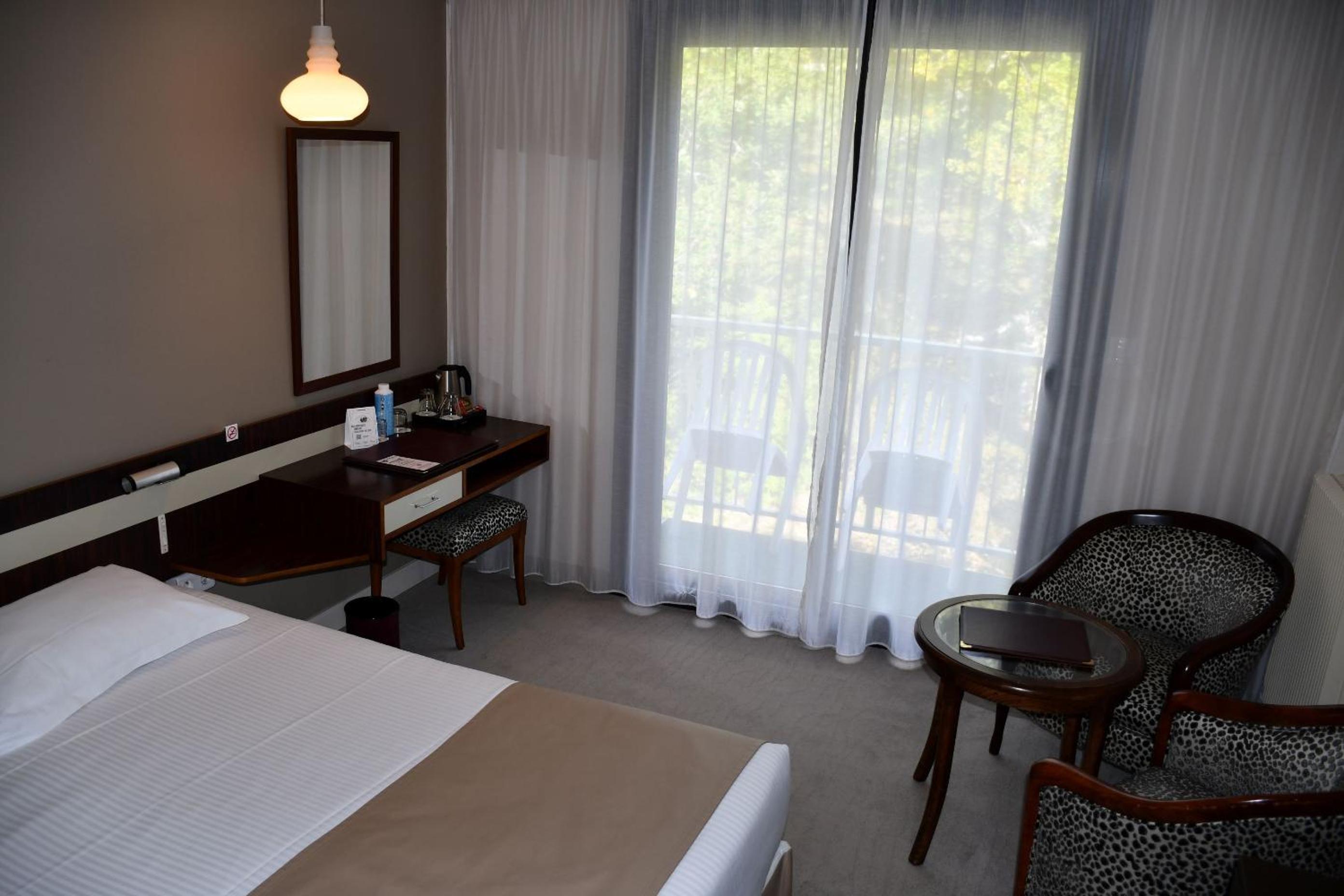 Superior Room with Balcony - Photo 3