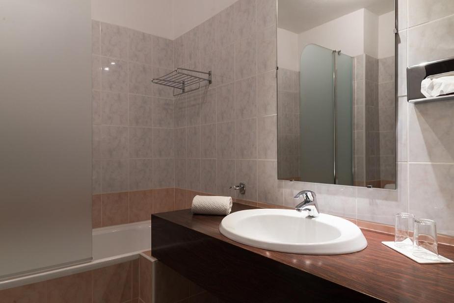 Double Room with Balcony - Photo 2