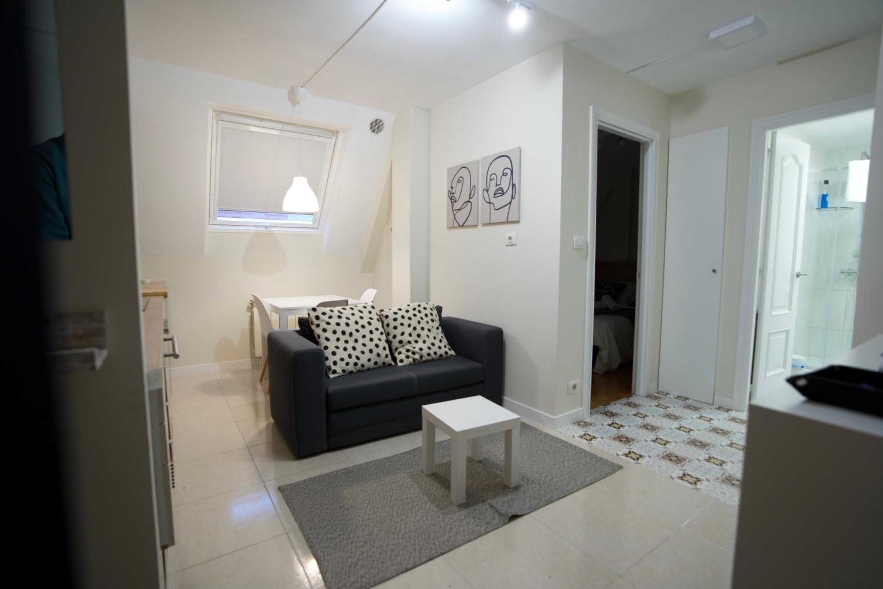 One-Bedroom Apartment photo 2