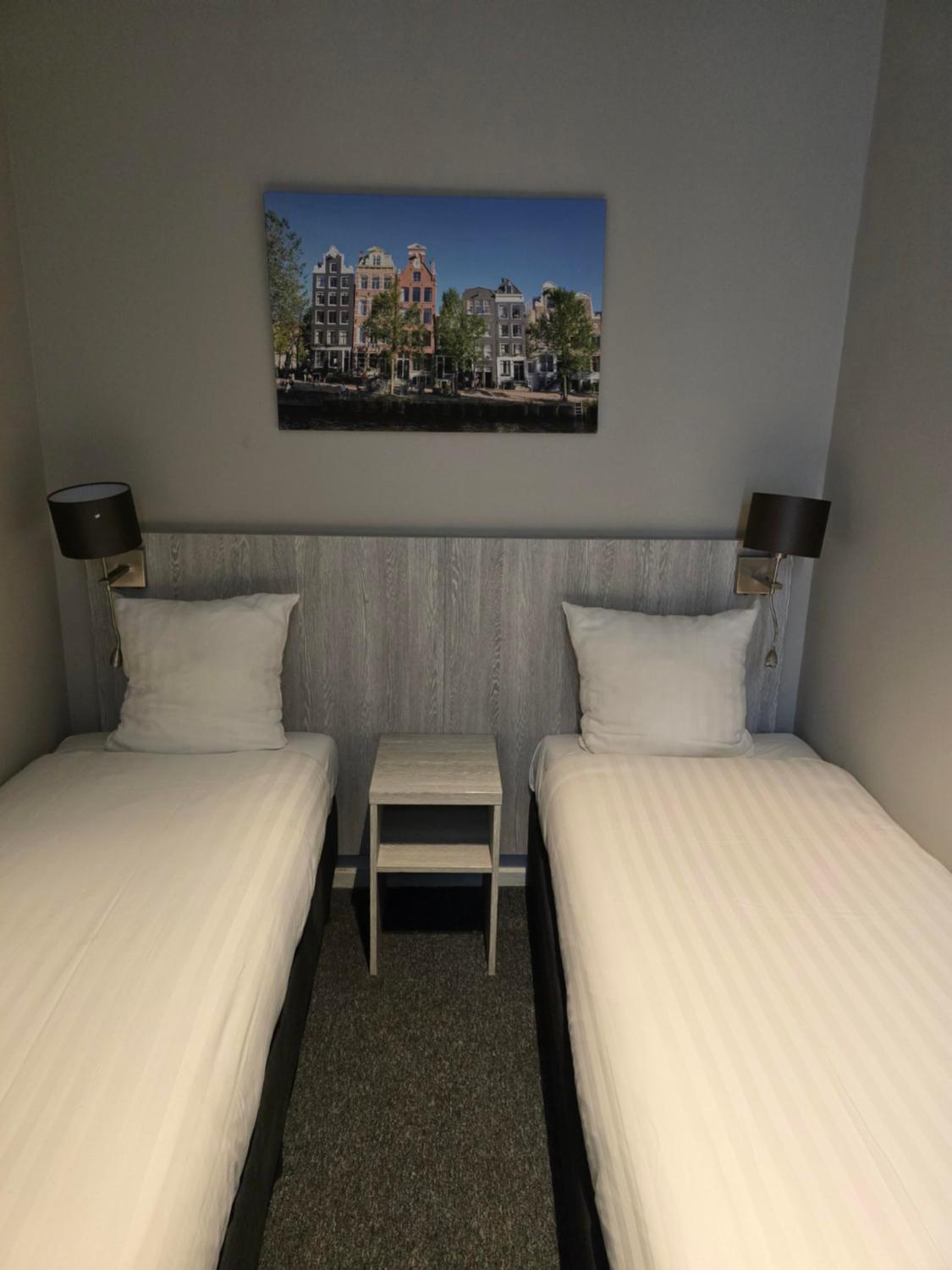 Standard Twin Room with Shared Bathroom thumbnail 6