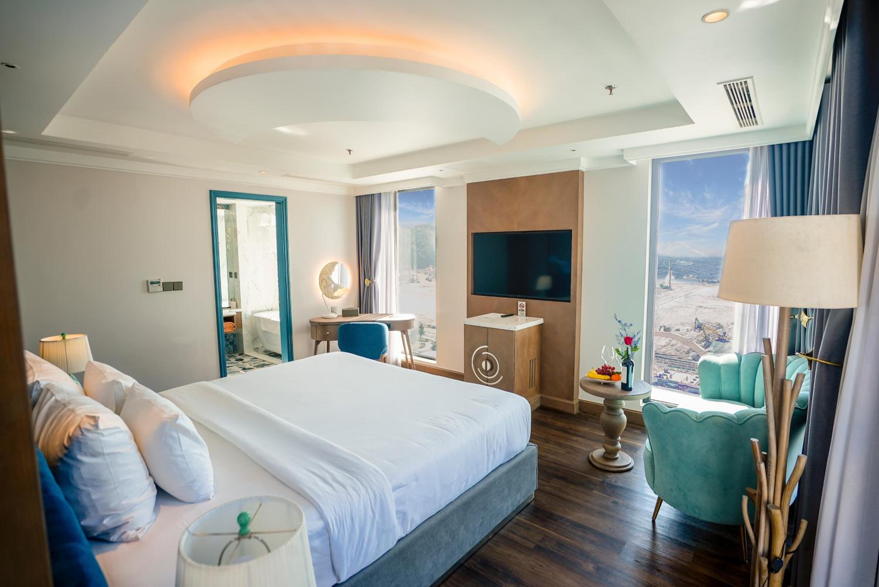 Deluxe King Suite photo 2