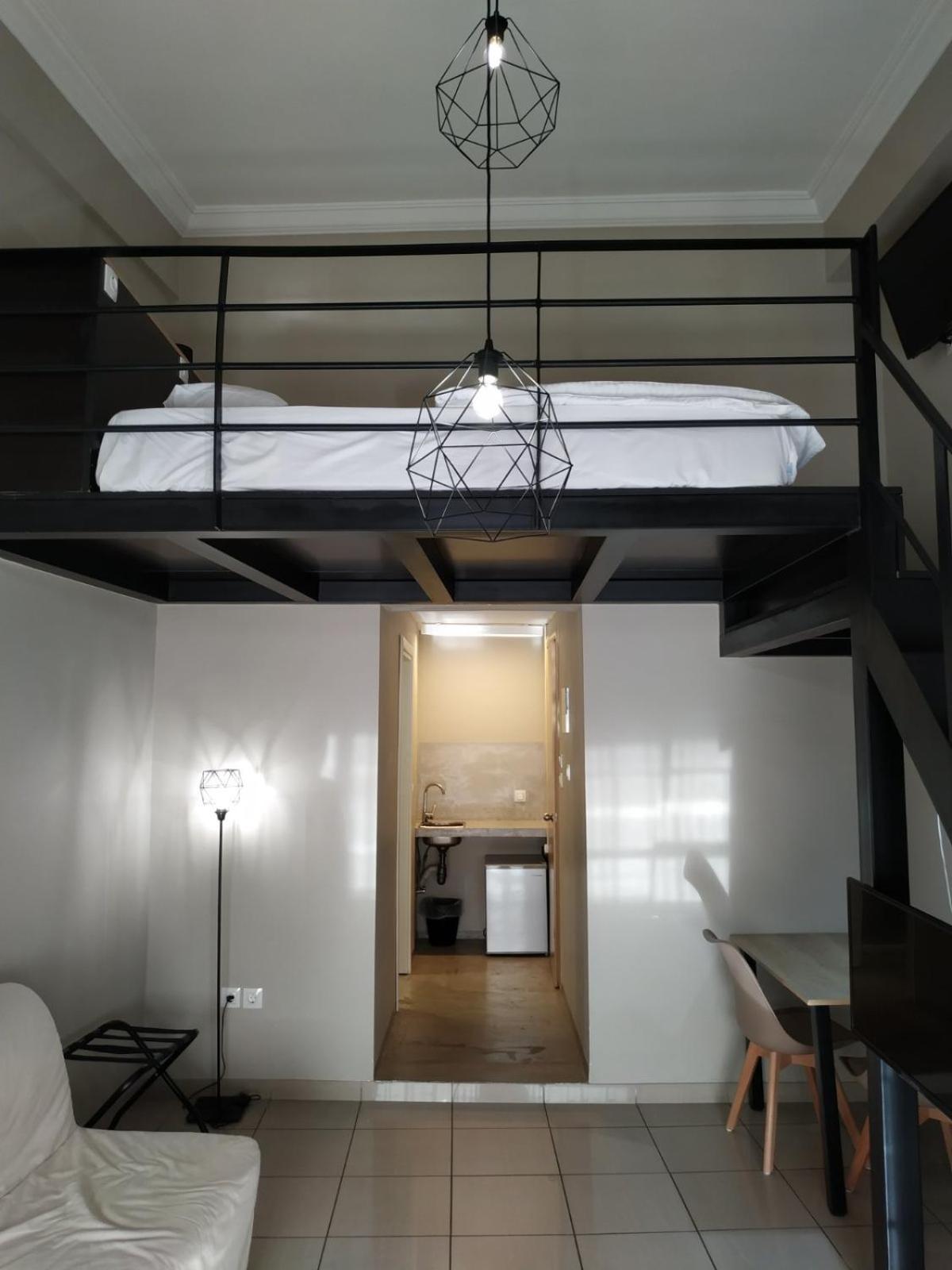 Superior Family Room - Photo 4