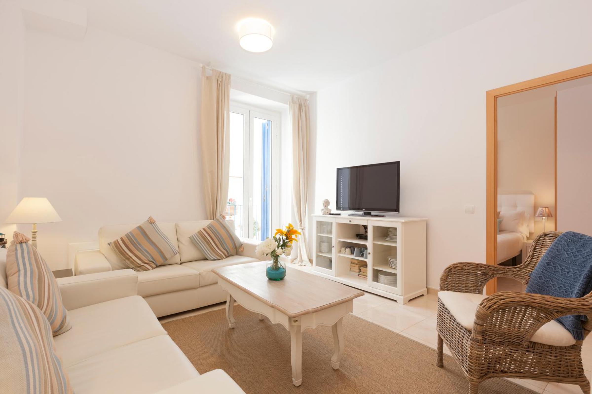 Apartamento de tres habitaciones con balcón