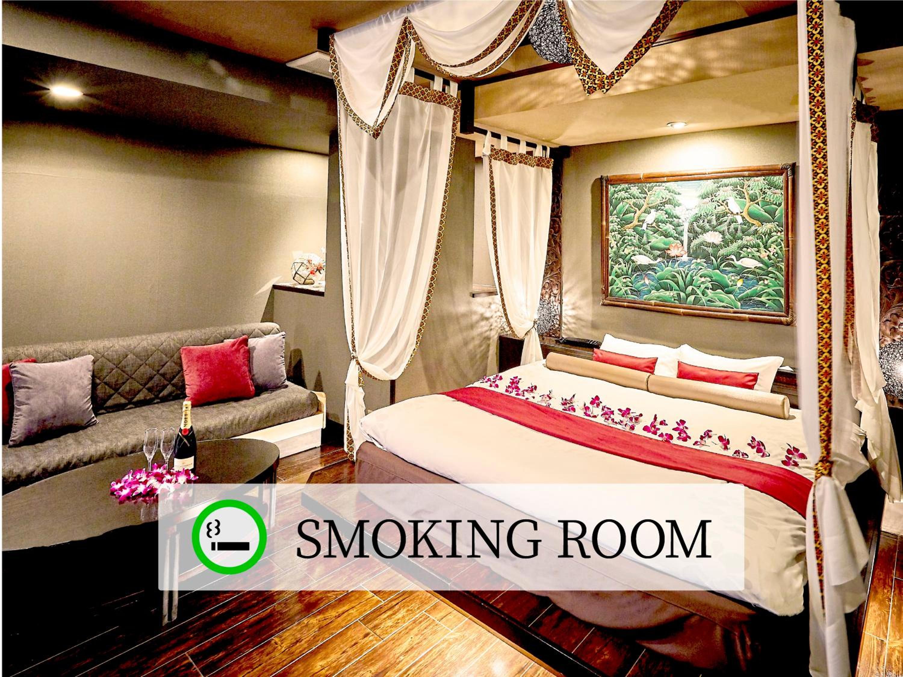 Deluxe Canopy Room | King Bed, Large Blower Bath & Massage Chair - Smoking - Photo 7