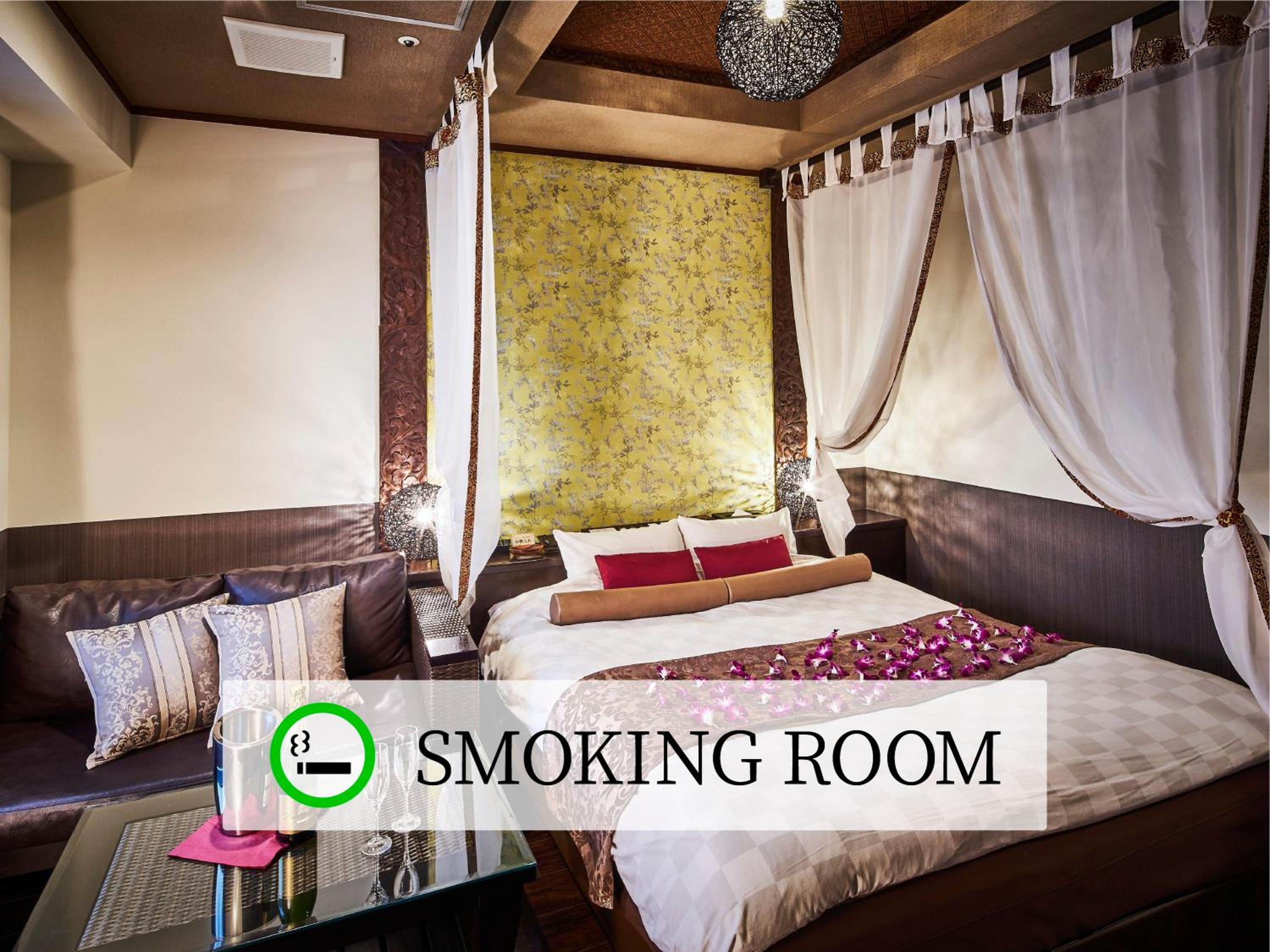 Stylish Canopy Room | King Bed & Private Bath & 55″ TV - Smoking - Photo 2