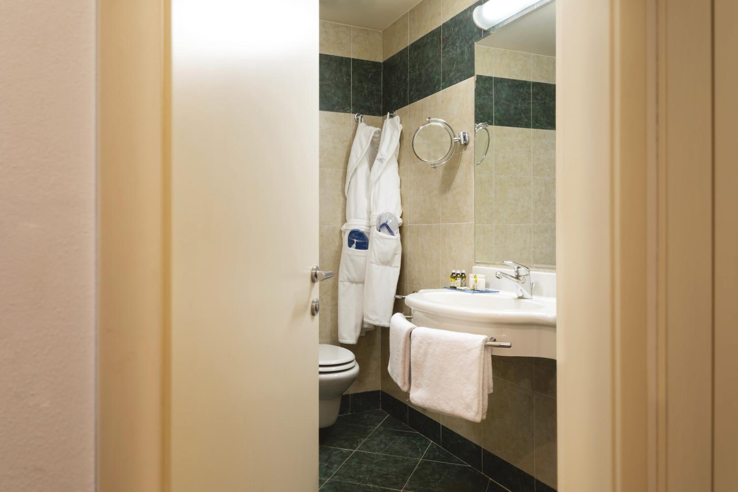 Comfort Double Room with Balcony - Photo 7