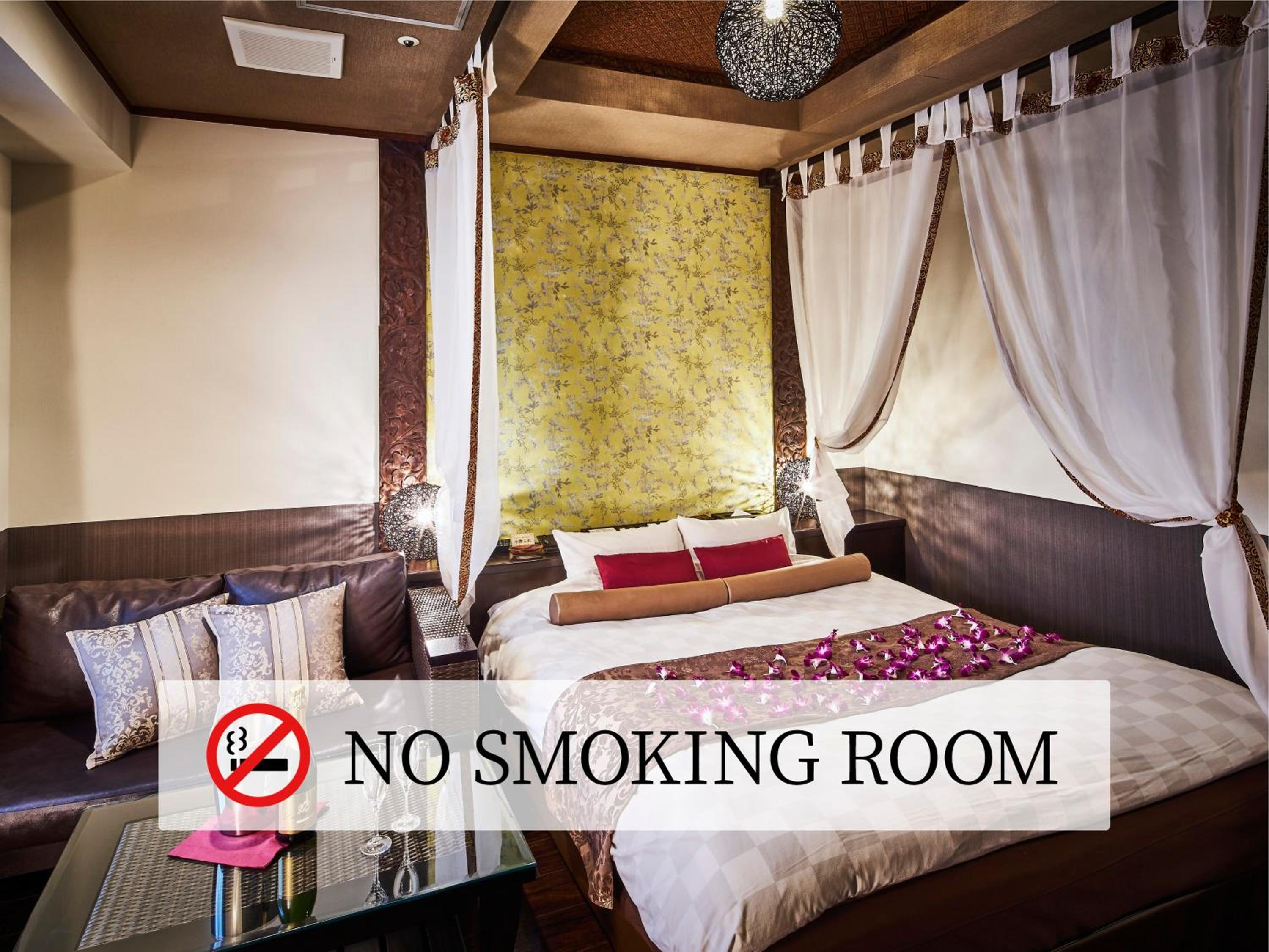 Stylish Canopy Room | King Bed & Private Bath & 55″ TV - Non-Smoking - Photo 2