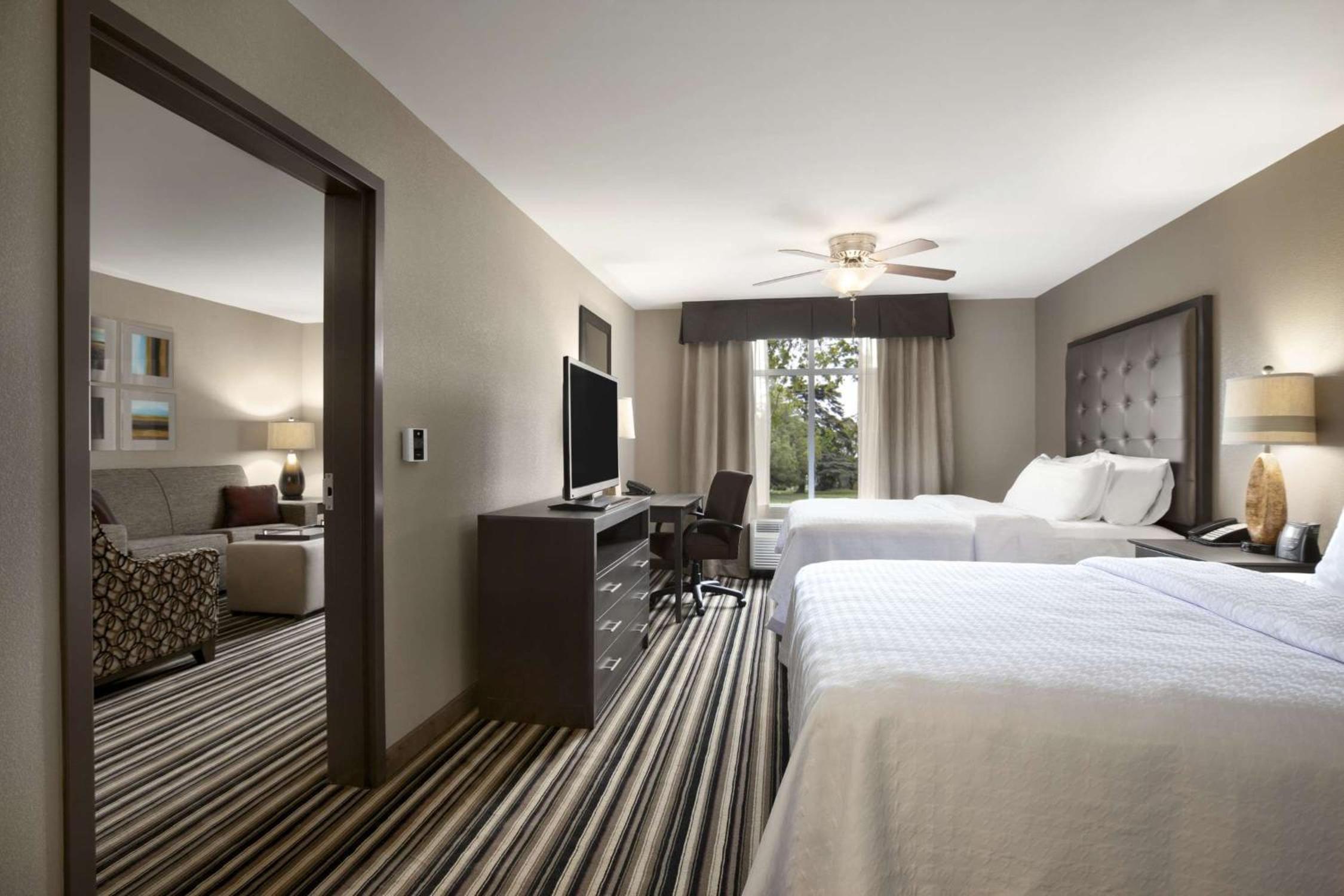 One-Bedroom Queen Suite with Two Queen Beds - Non-Smoking