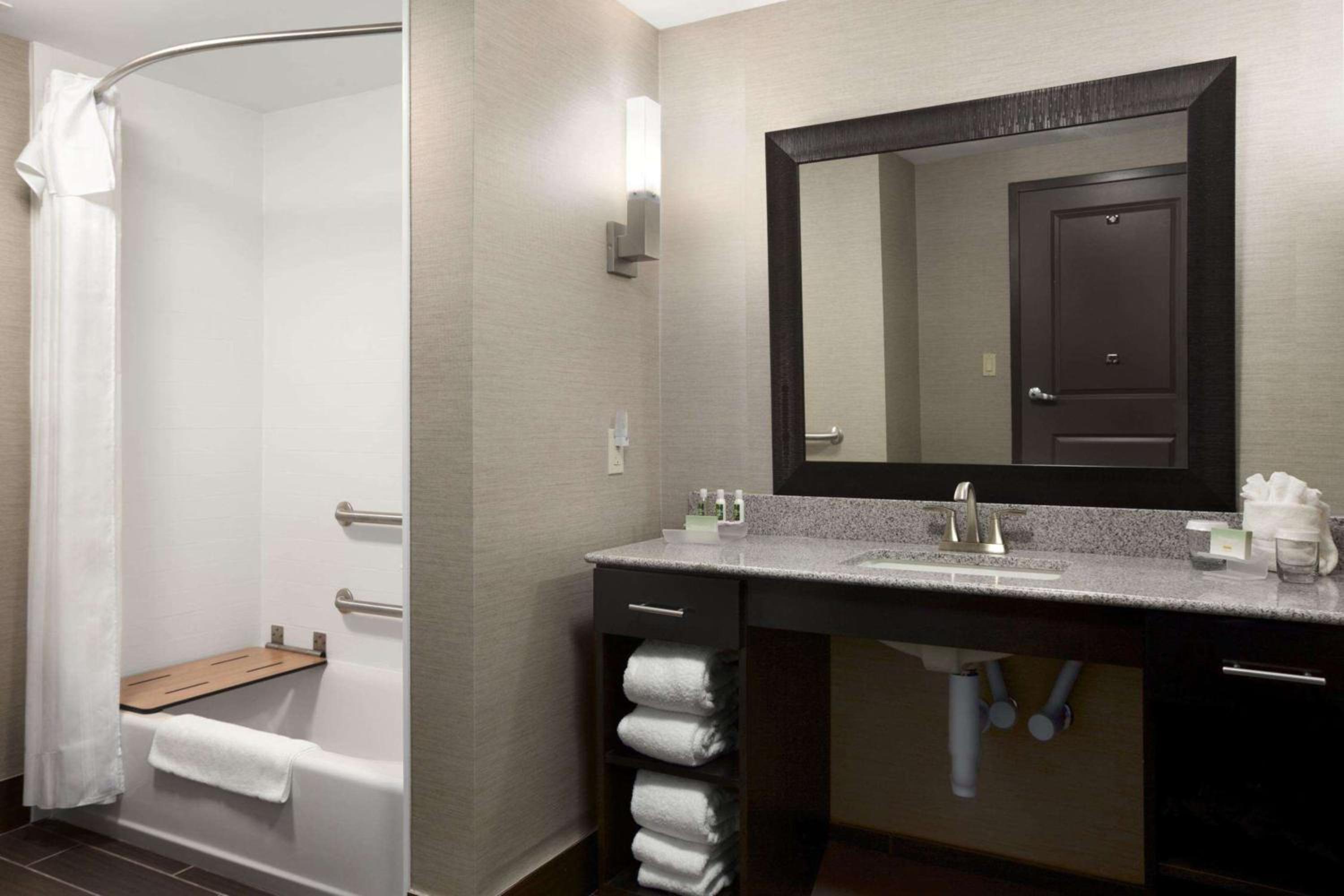 King Suite with Accessible Tub - Mobility and Hearing Access/Non-Smoking photo 3