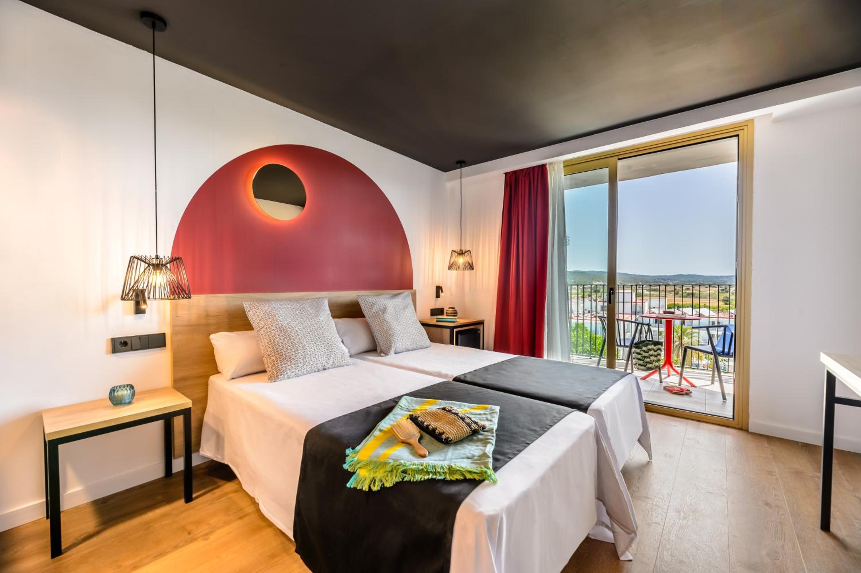 Cozy retreat with stunning views awaits you!