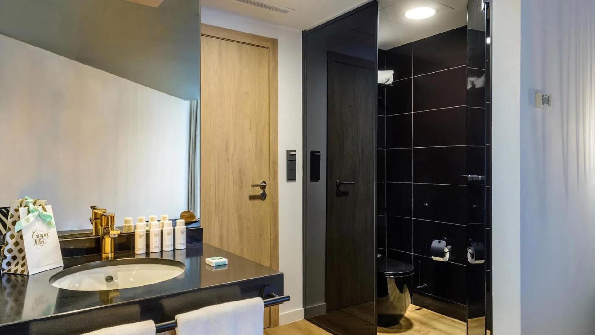 Indulge in a luxurious and modern bathroom escape.