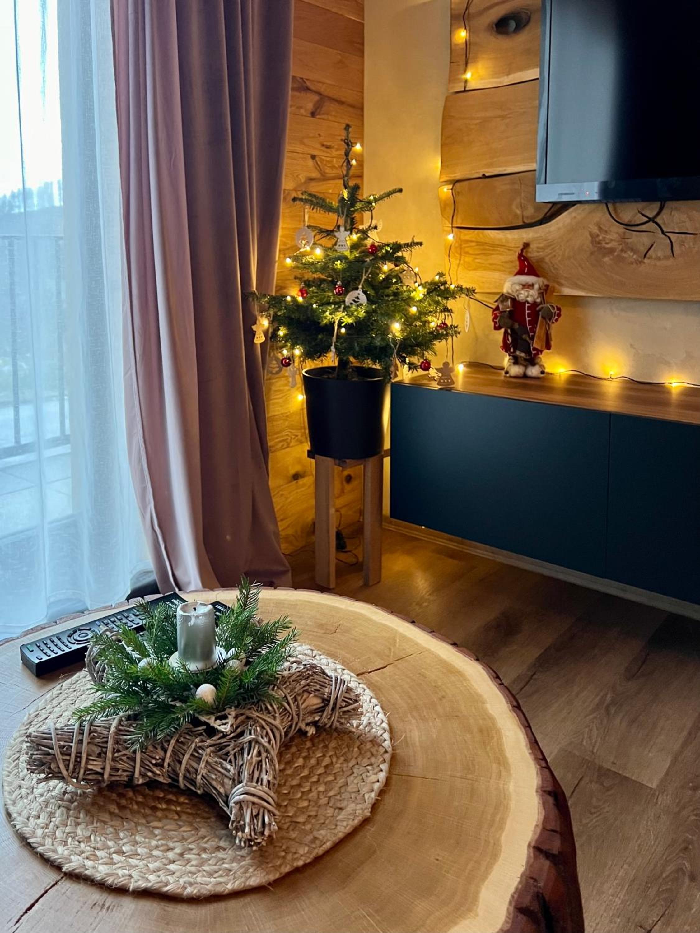 One-Bedroom Apartment with Balcony and Mountain View   photo 2