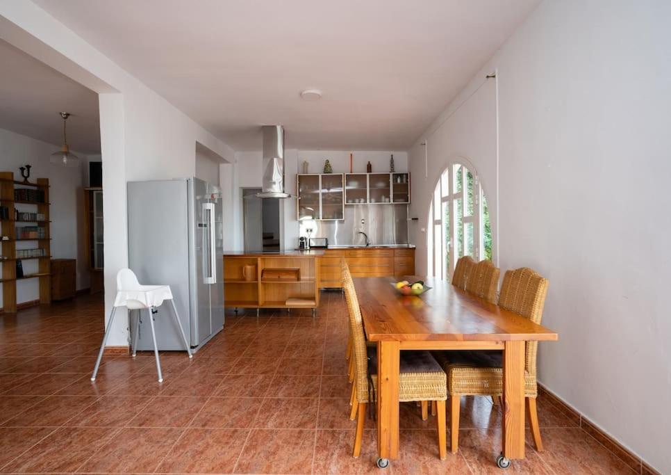 Five-Bedroom House photo 3