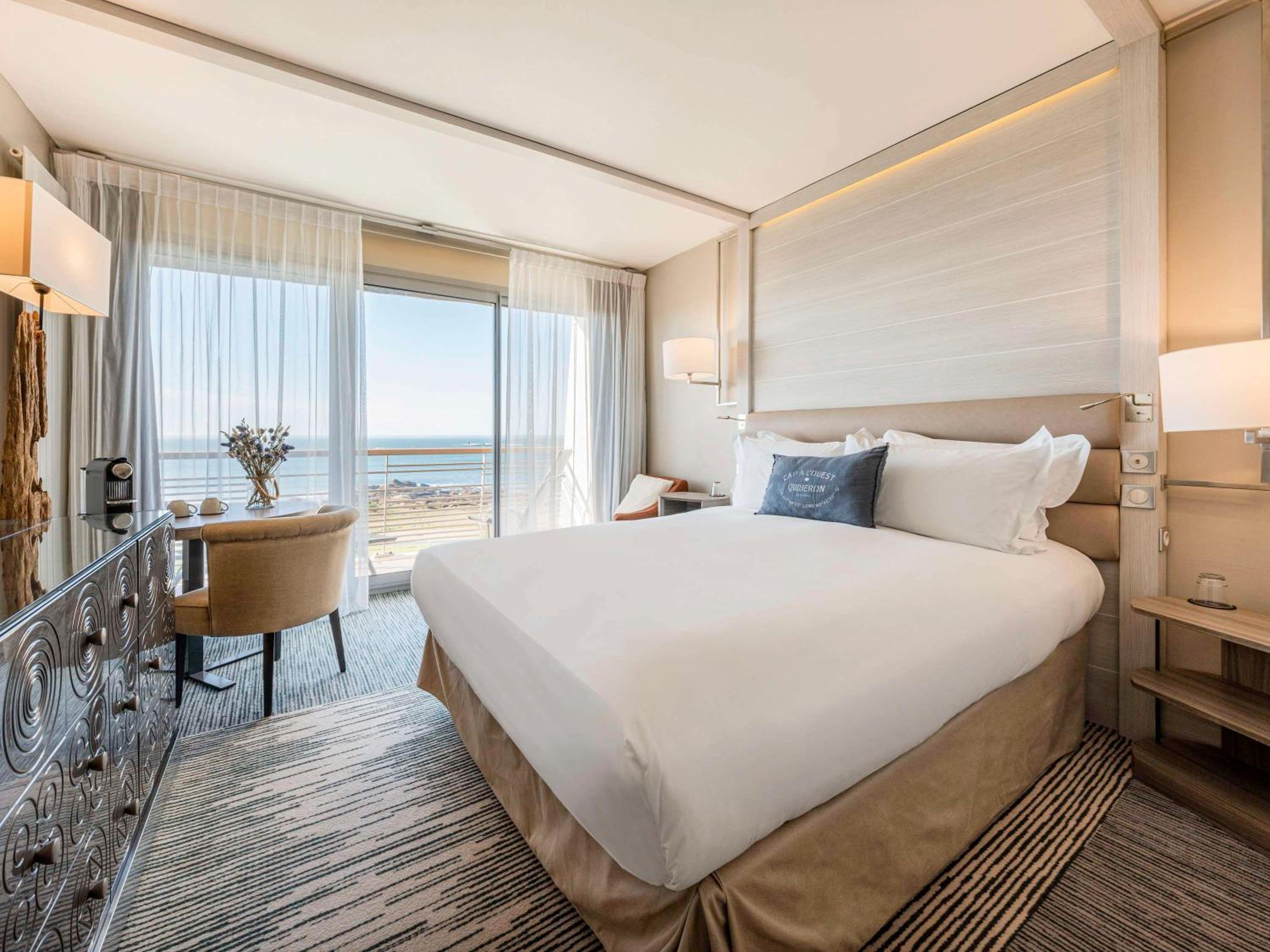 Superior Twin Room with Balcony - Facing The Sea - Photo 16