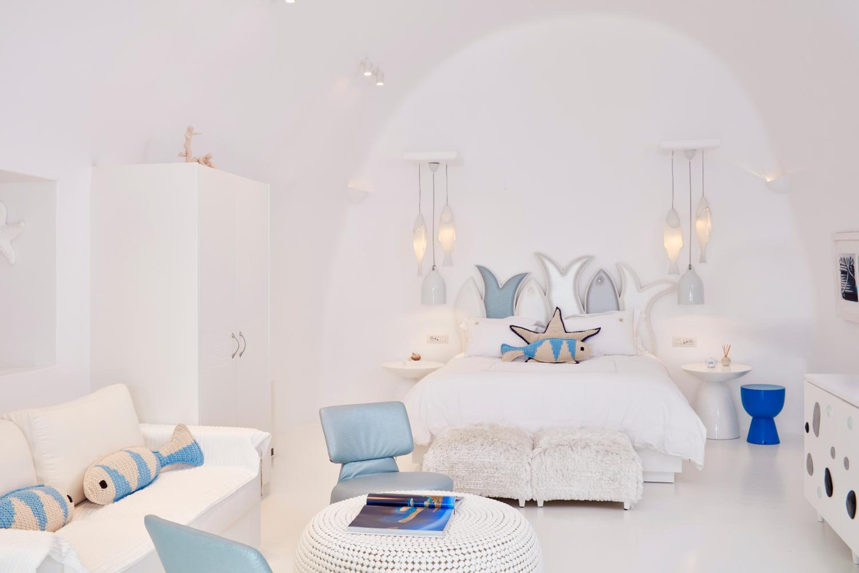 Deluxe Suite with Caldera View - Photo 16