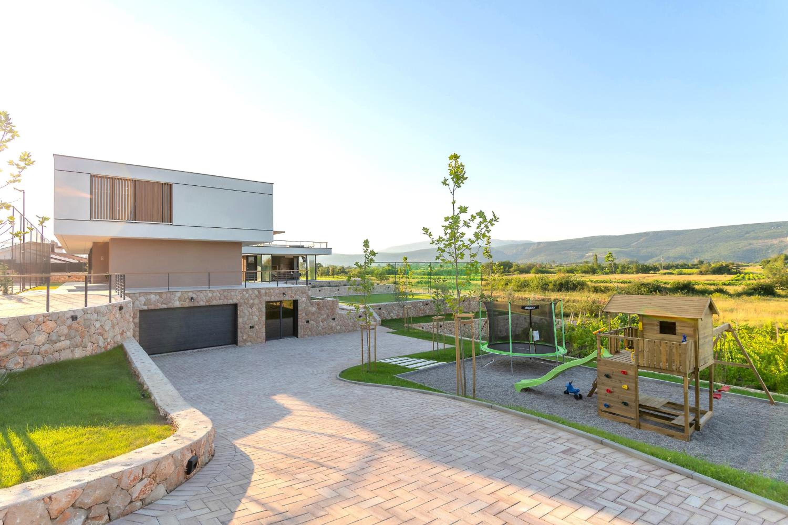 Villa photo 2