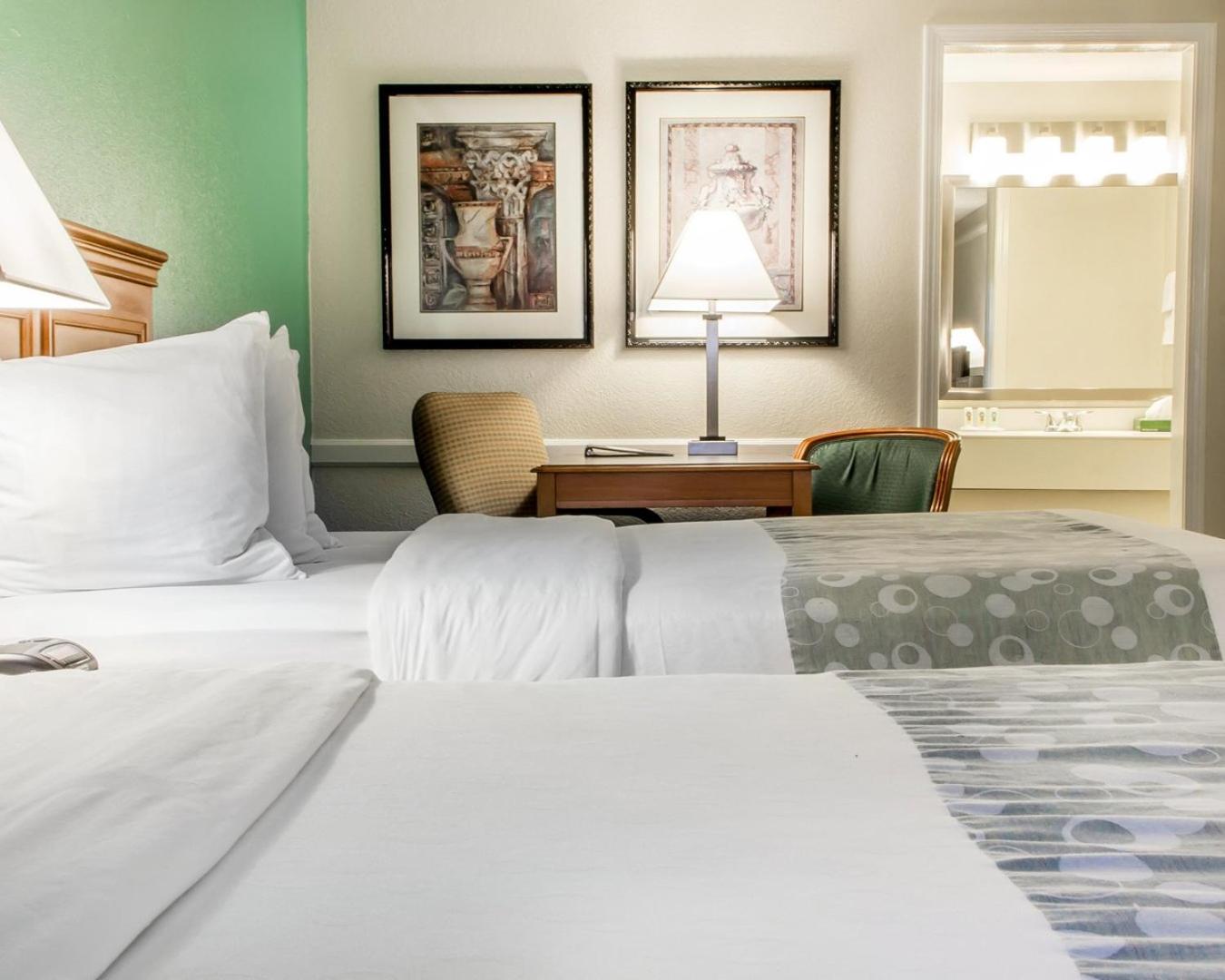 Double Room with Two Double Beds - Smoking - Photo 2