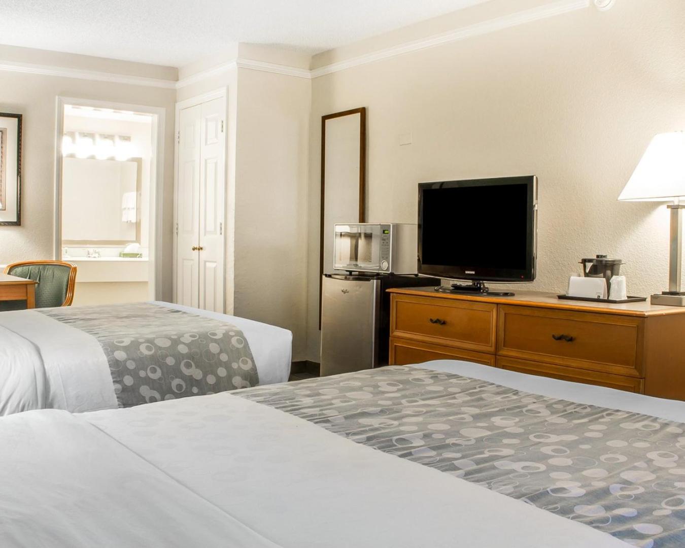 Double Room with Two Double Beds - Smoking - Photo 3