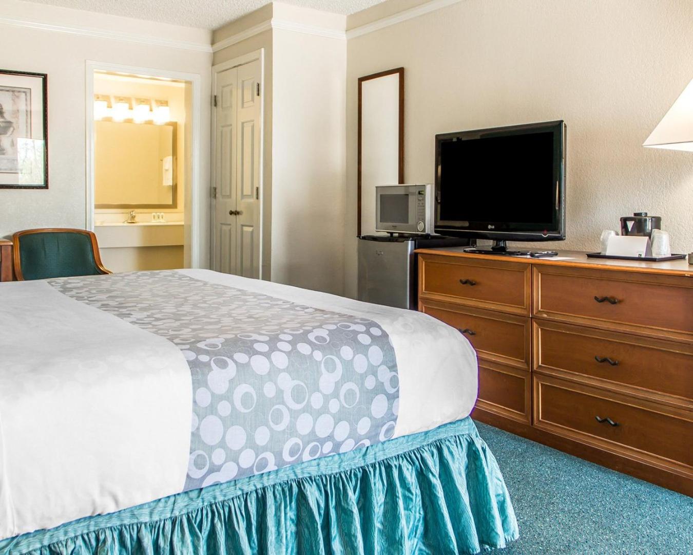 King Room - Non-Smoking - Photo 4