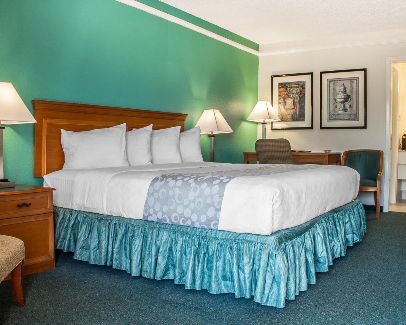 King Room - Non-Smoking - Photo 3