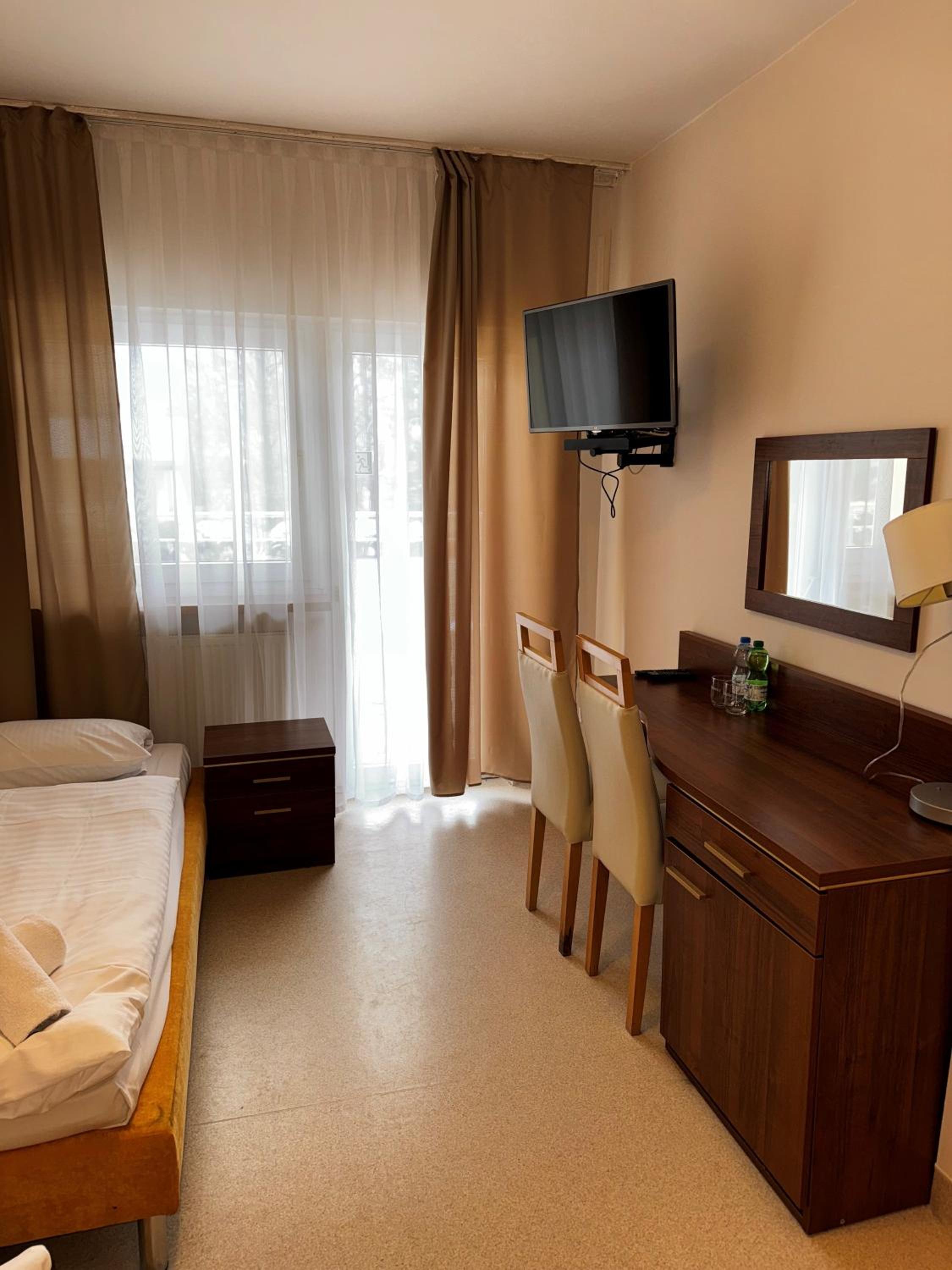 Twin Room - Photo 2