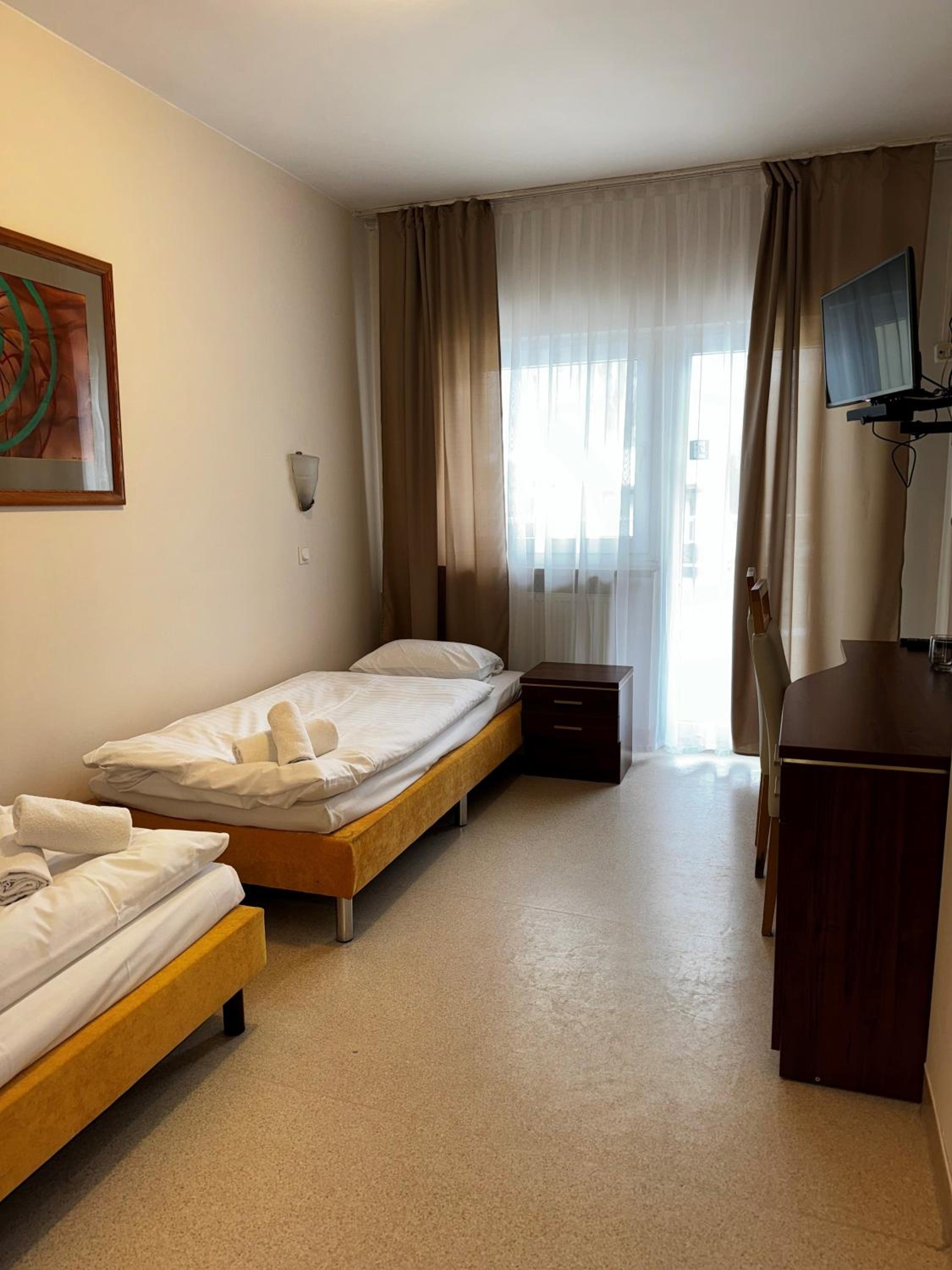Twin Room - Photo 5