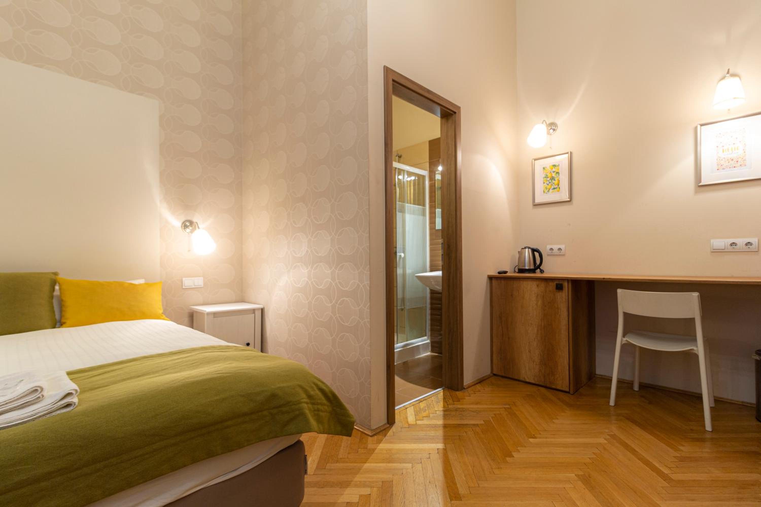 Standard Triple Room - Photo 17