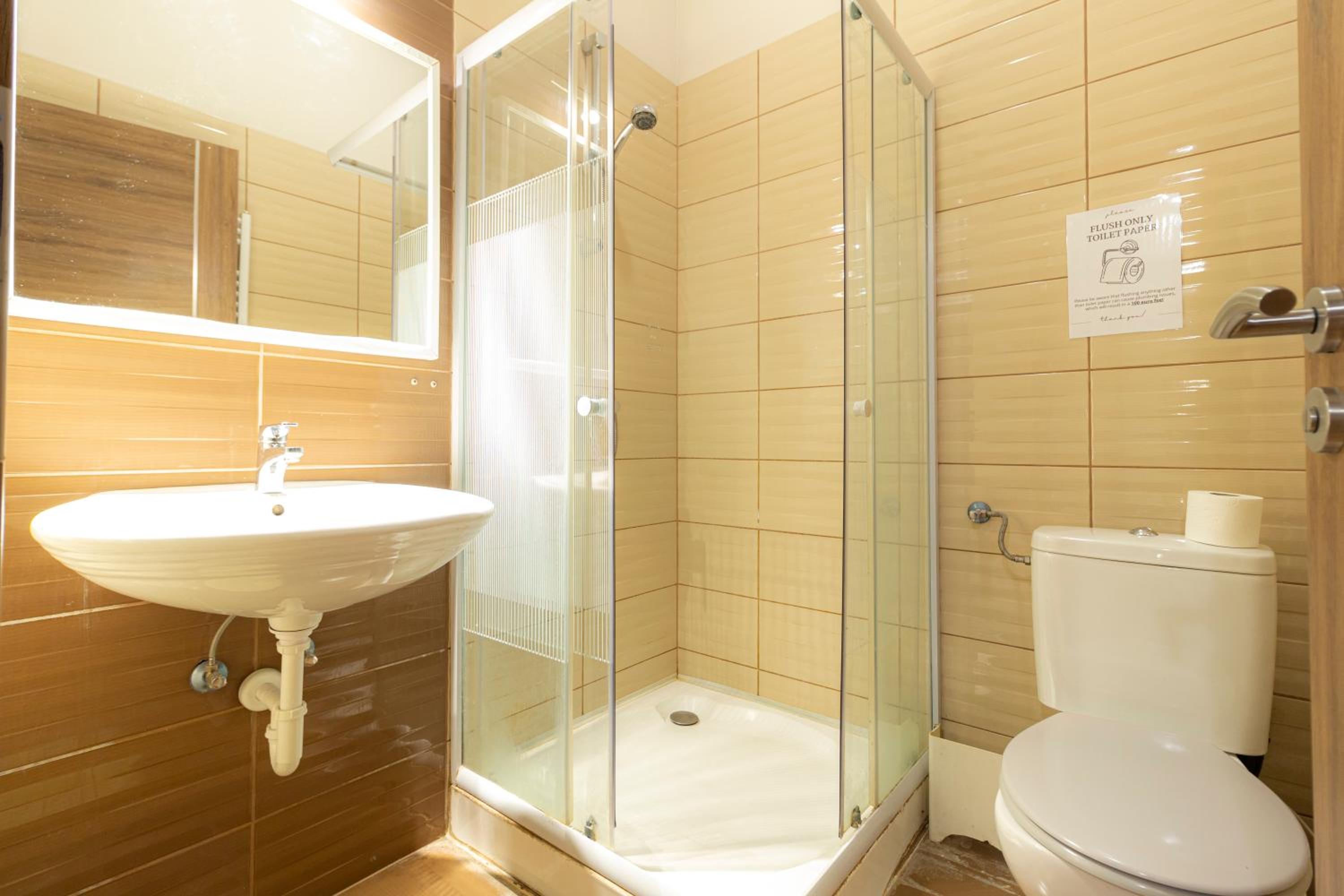 Standard Quadruple Room - Photo 12