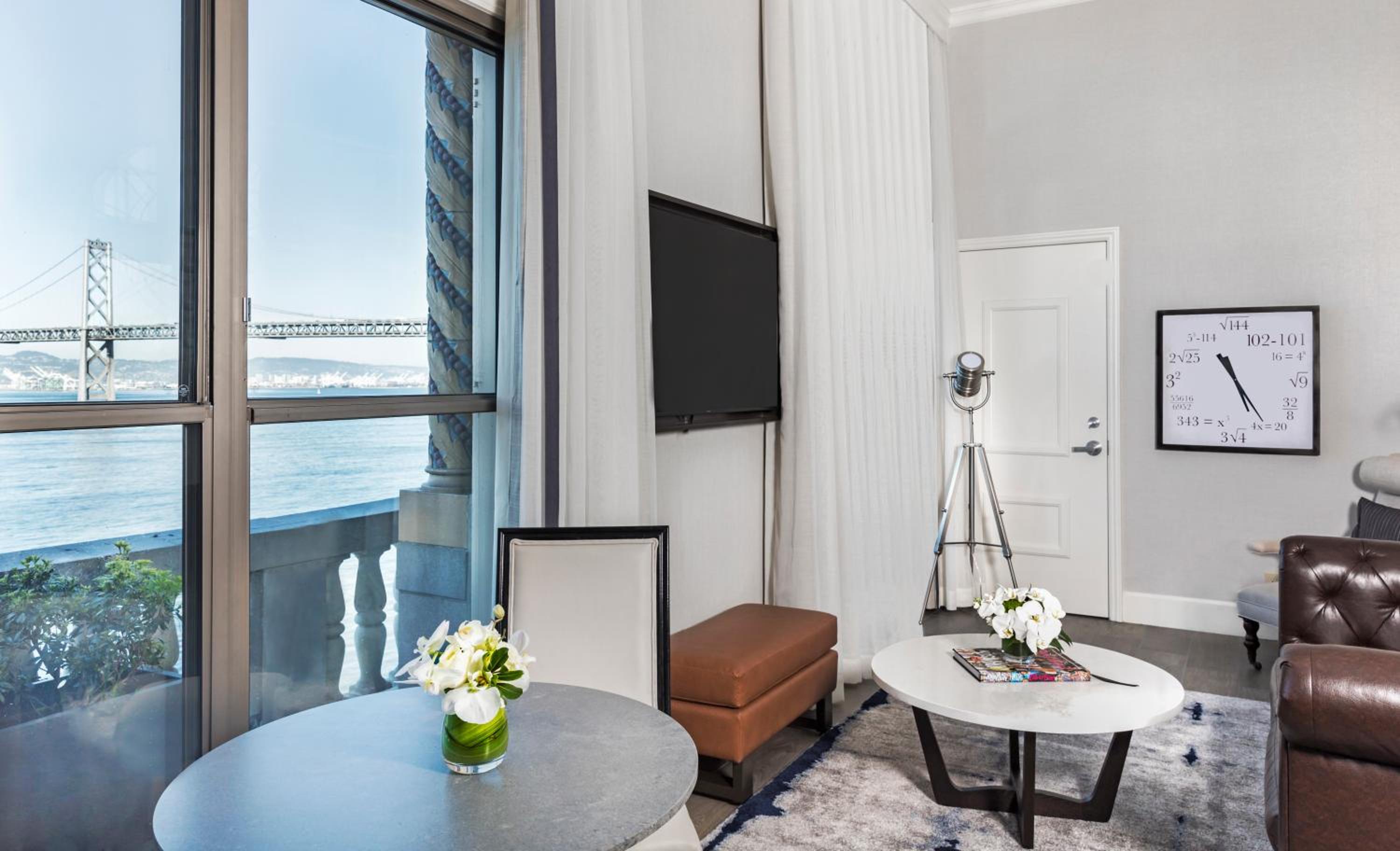 Skyline Waterfront Penthouse Suite thumbnail 6