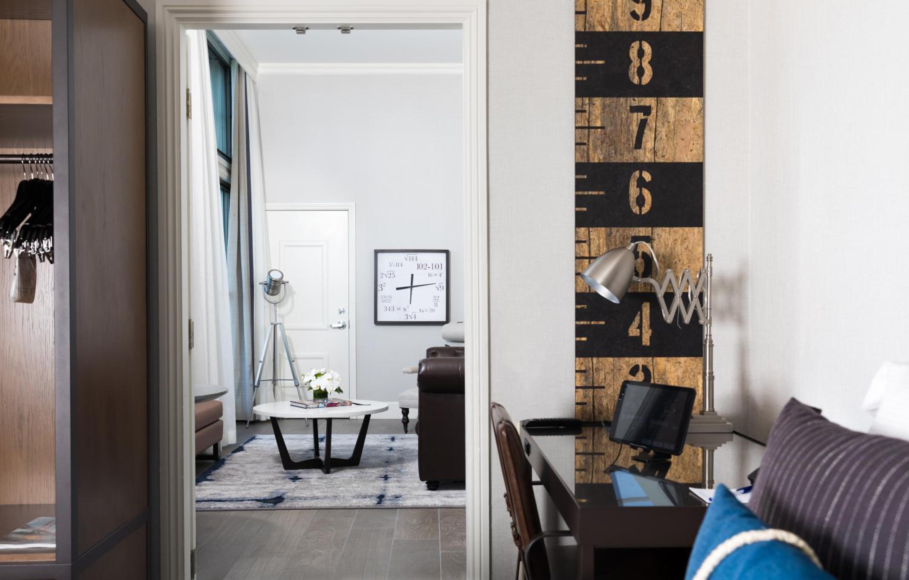 Skyline Waterfront Penthouse Suite thumbnail 5