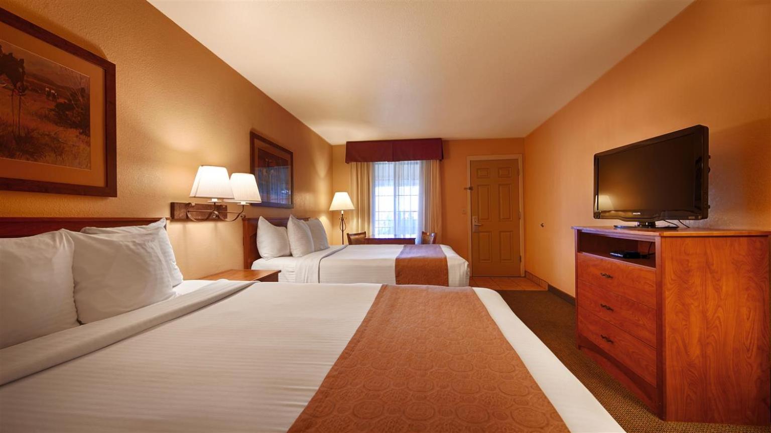 Queen Room with Two Queen Beds photo 3