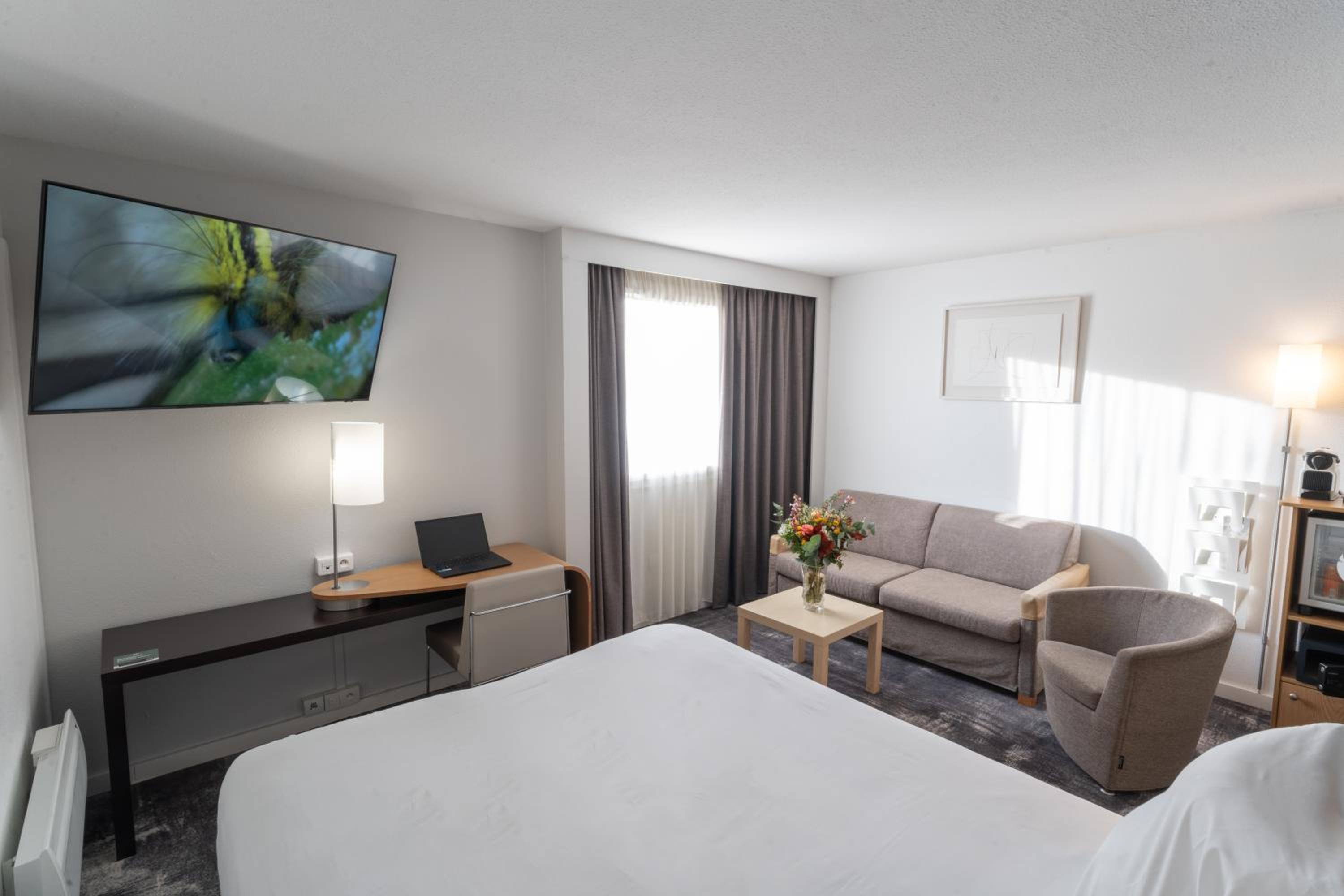 Executive Double Room with Sofa Bed - Photo 8