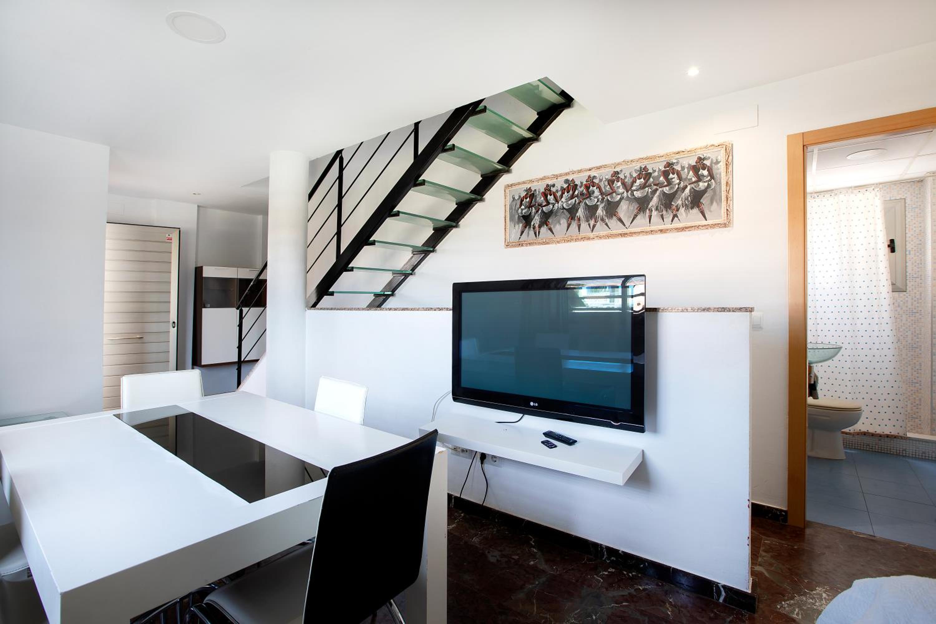 Five-Bedroom House photo 2