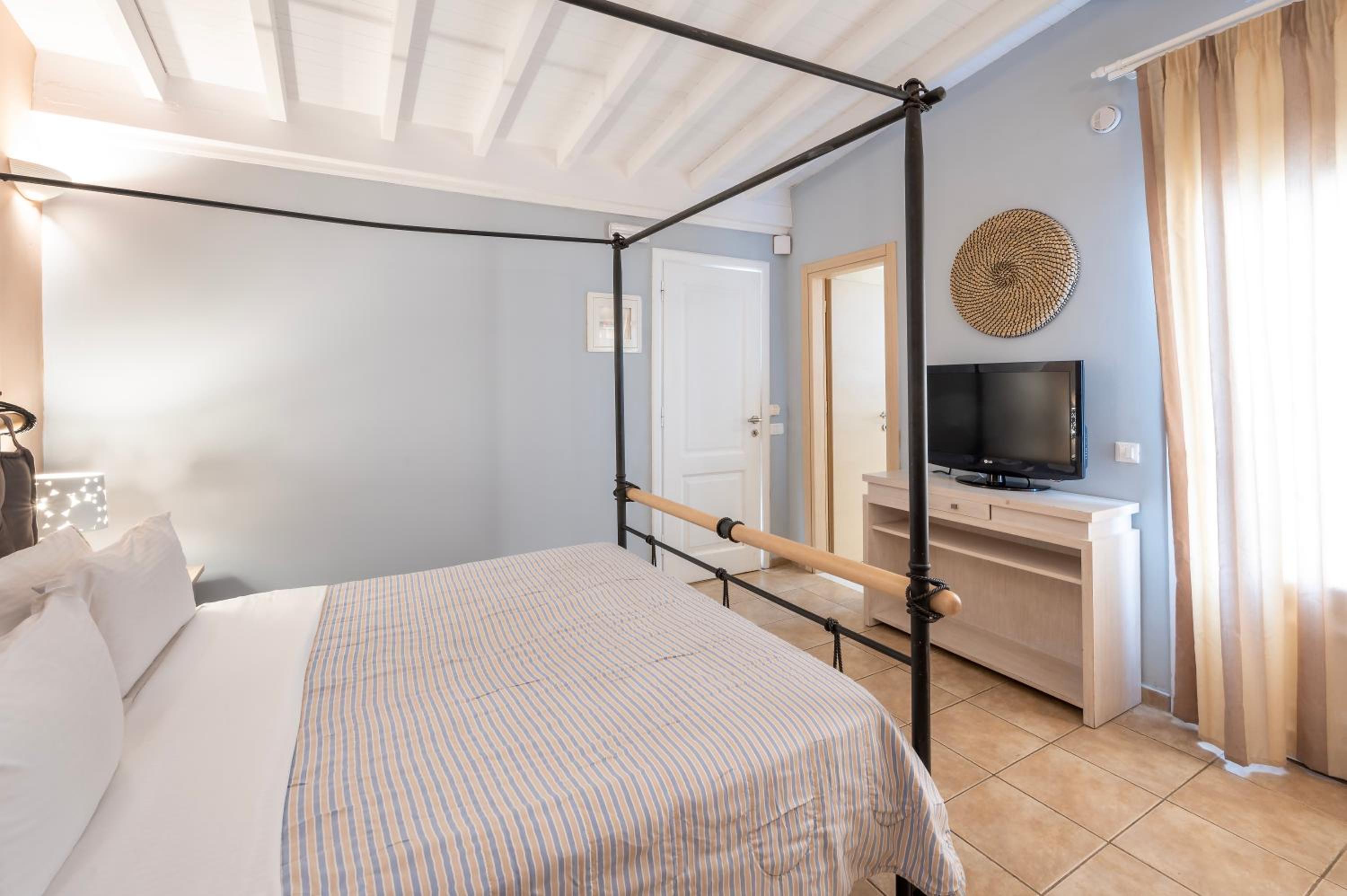 Superior with Private Pool & Sea View - Photo 1