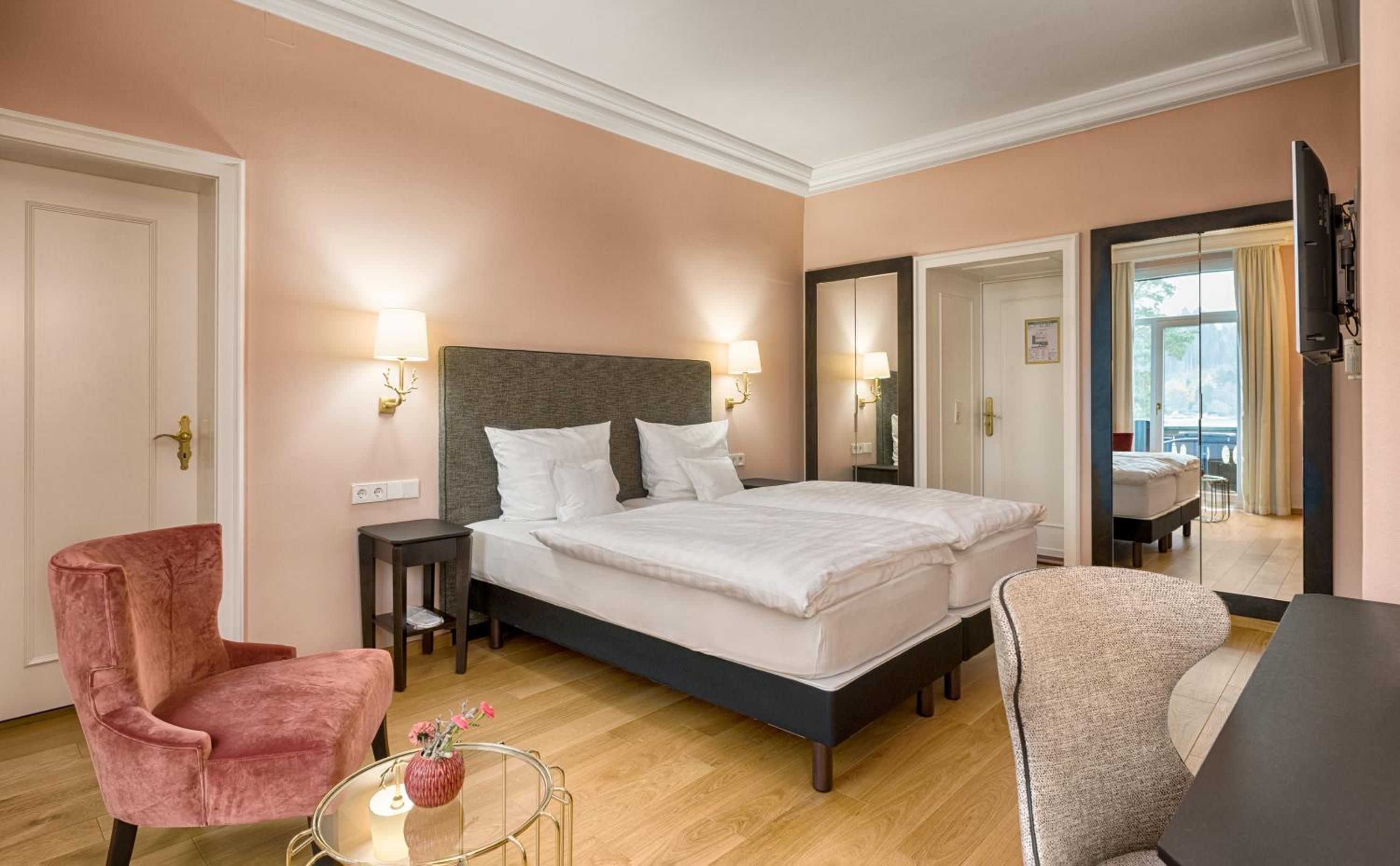Classic Double Room with Lake View and Balcony photo 3